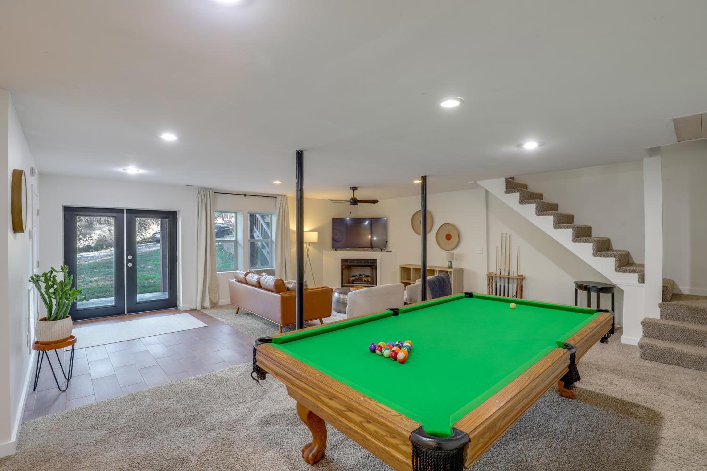Covered Deck and Fire Pit Weaverville Getaway!
