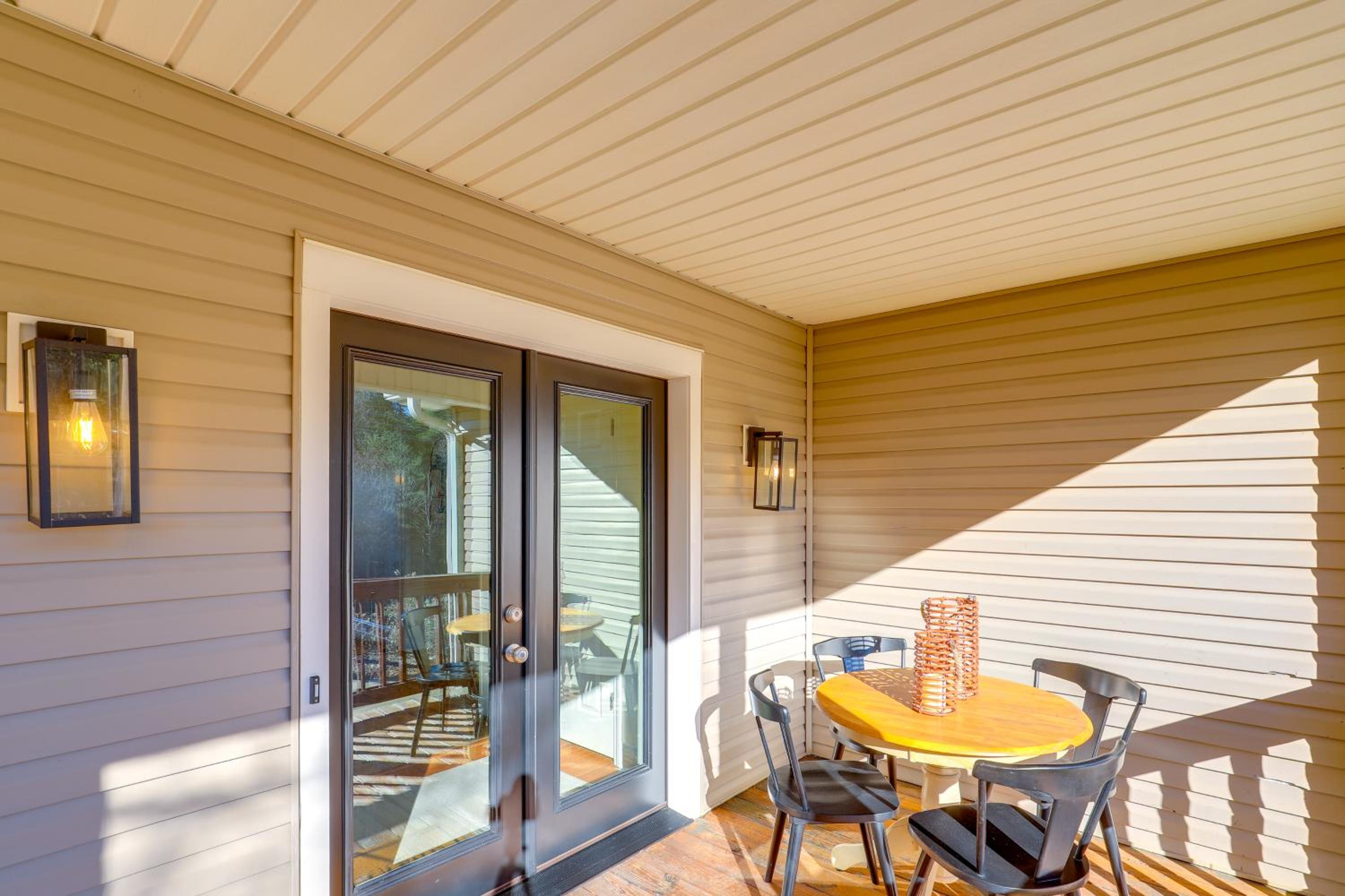 Covered Deck and Fire Pit Weaverville Getaway!
