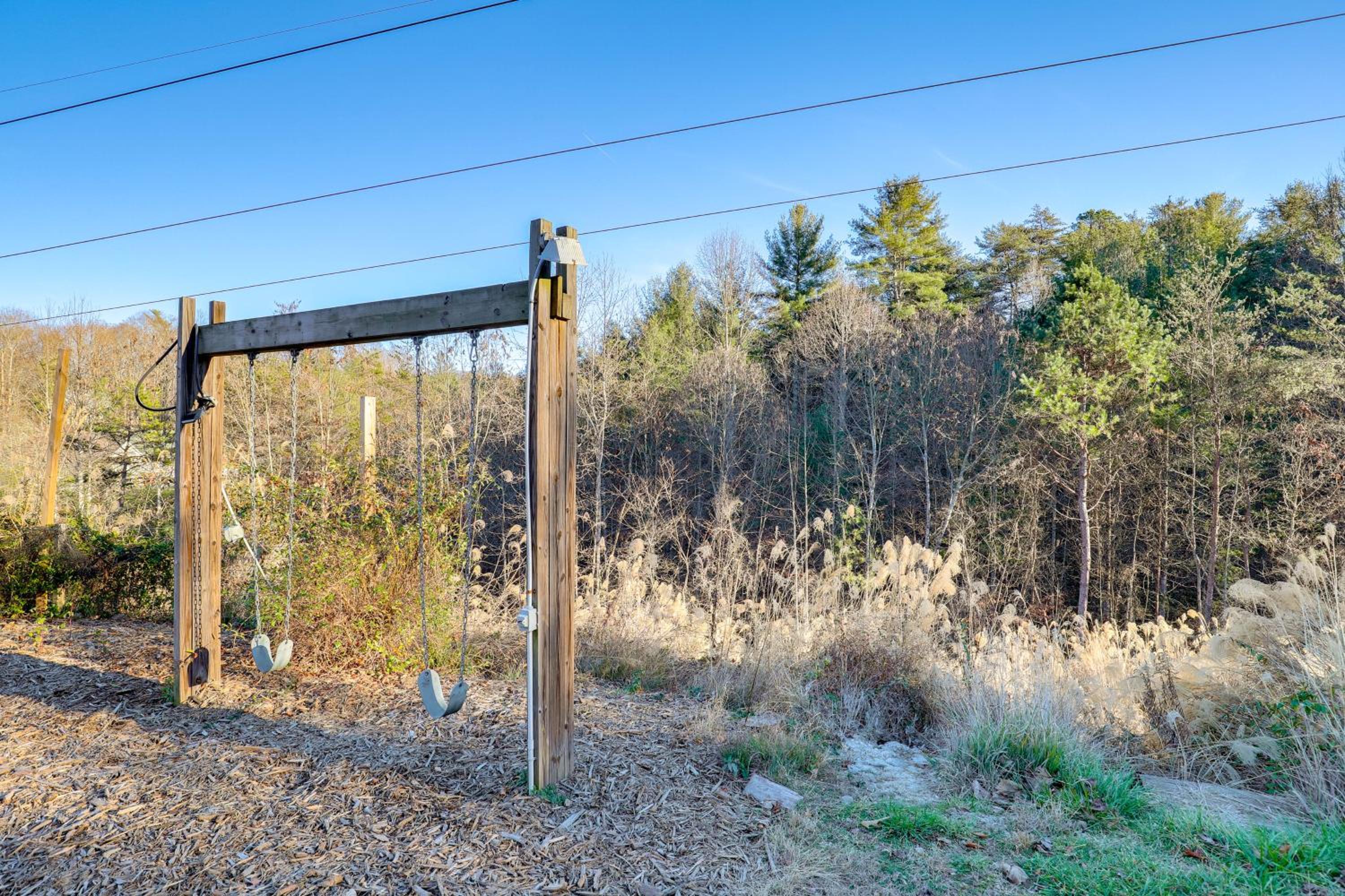 Covered Deck and Fire Pit Weaverville Getaway!