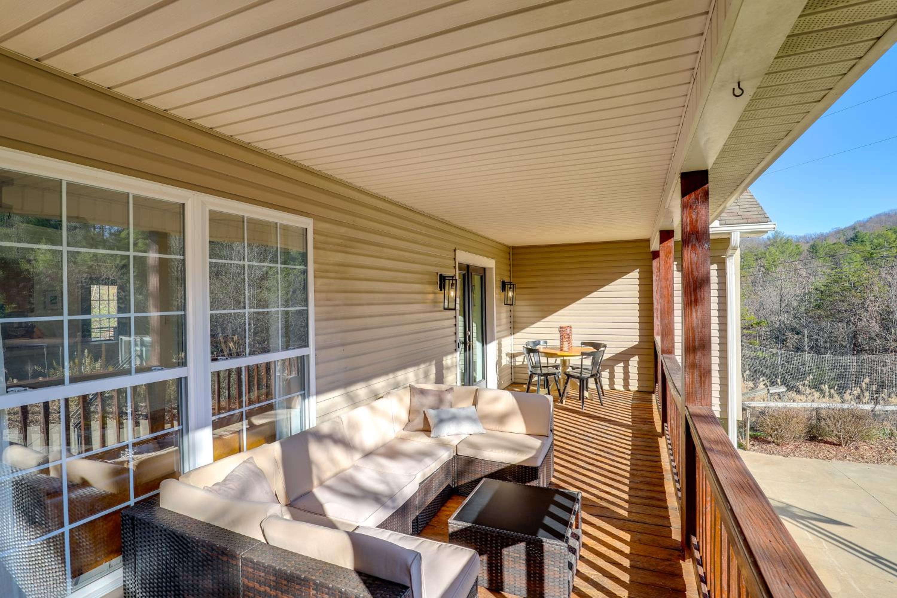 Covered Deck and Fire Pit Weaverville Getaway!