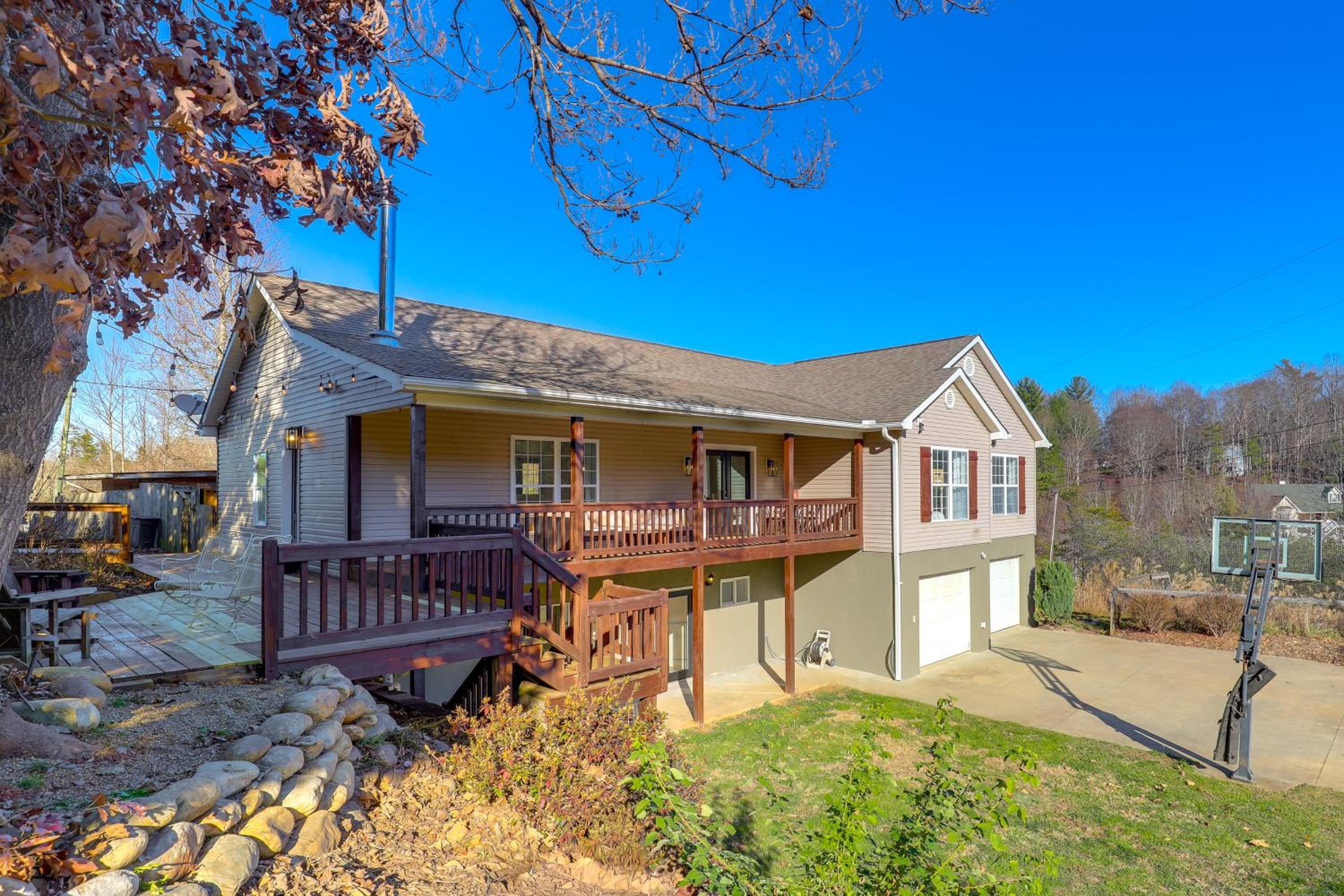 Covered Deck and Fire Pit Weaverville Getaway!