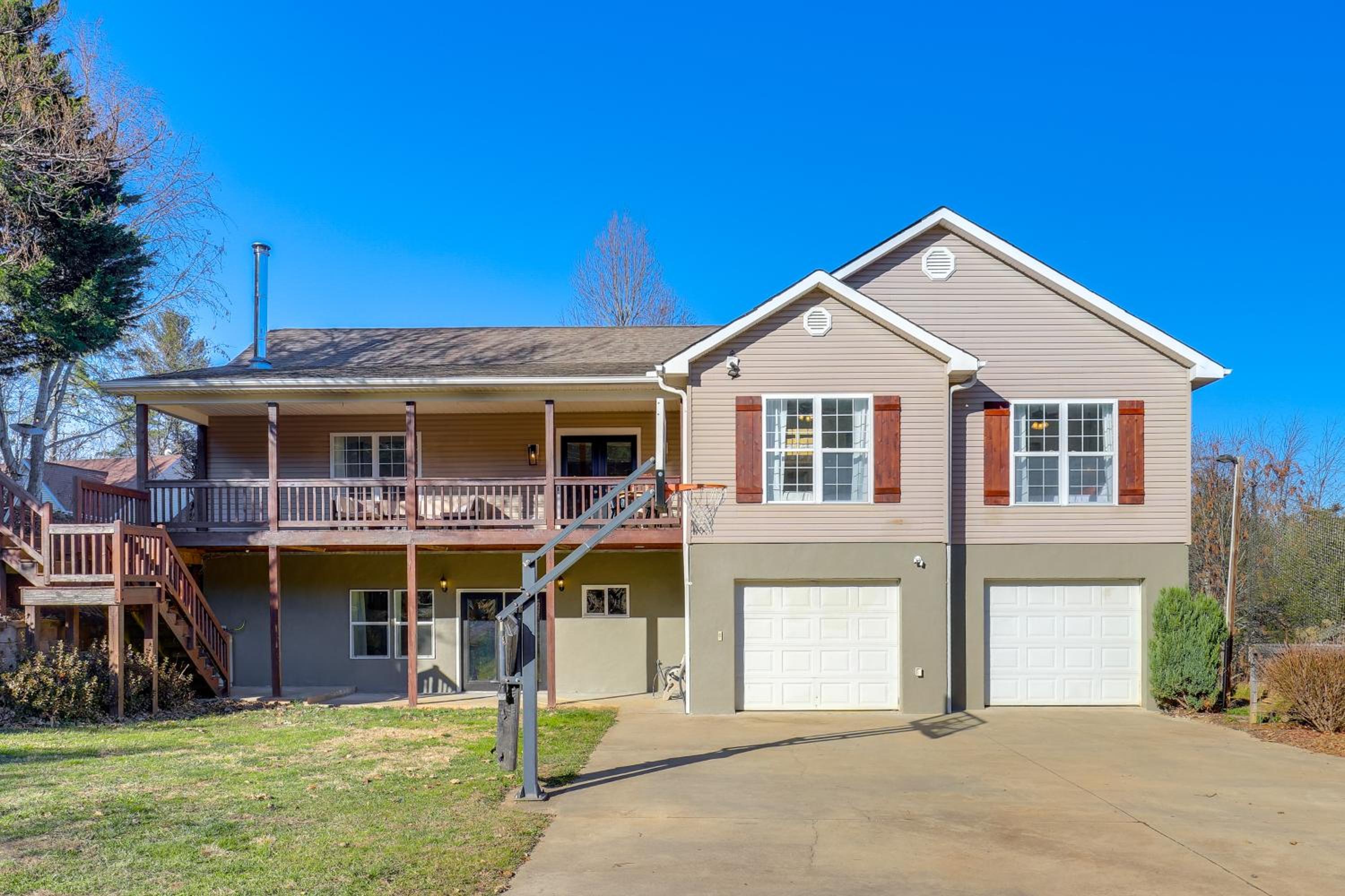 Covered Deck and Fire Pit Weaverville Getaway!
