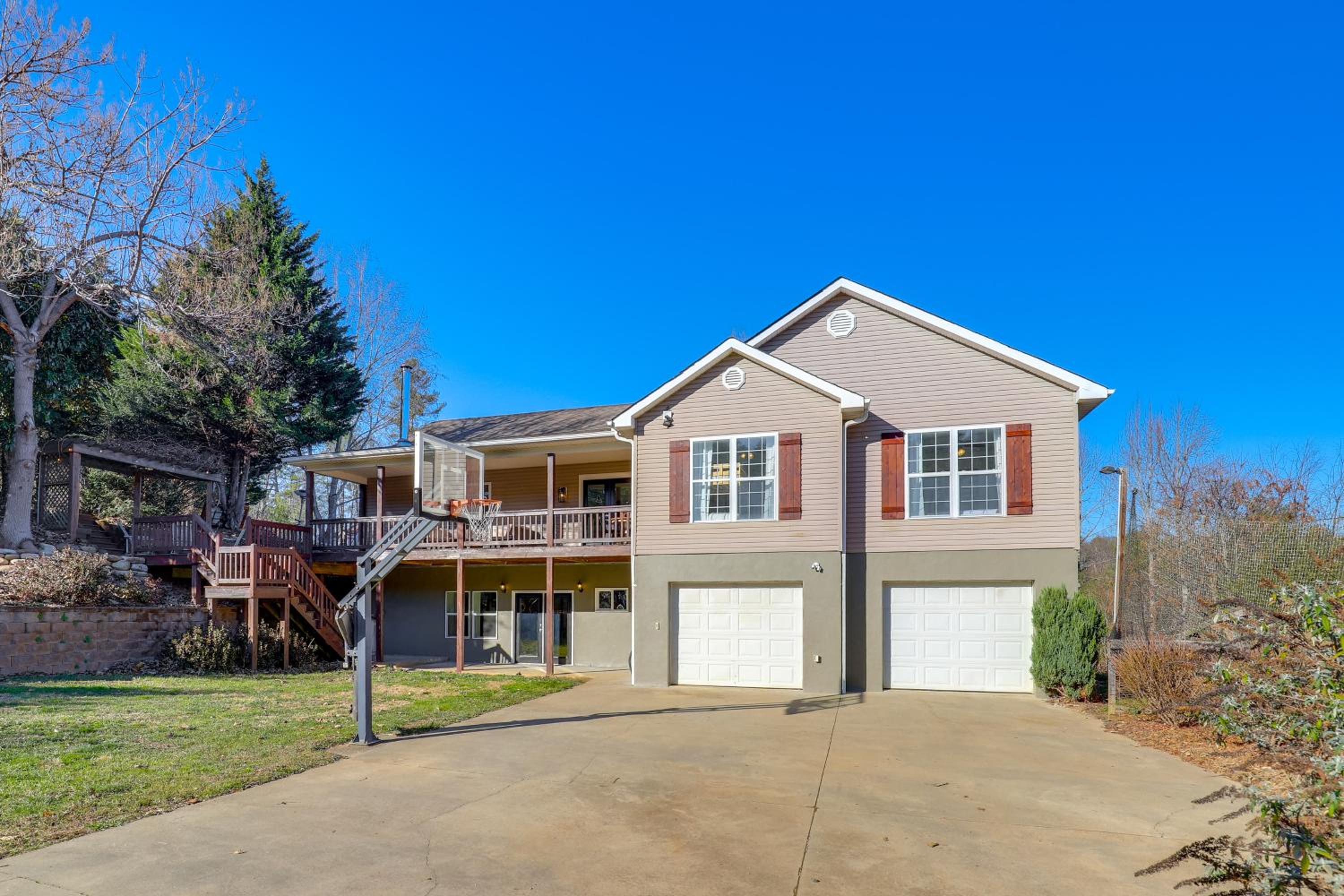 Covered Deck and Fire Pit Weaverville Getaway!