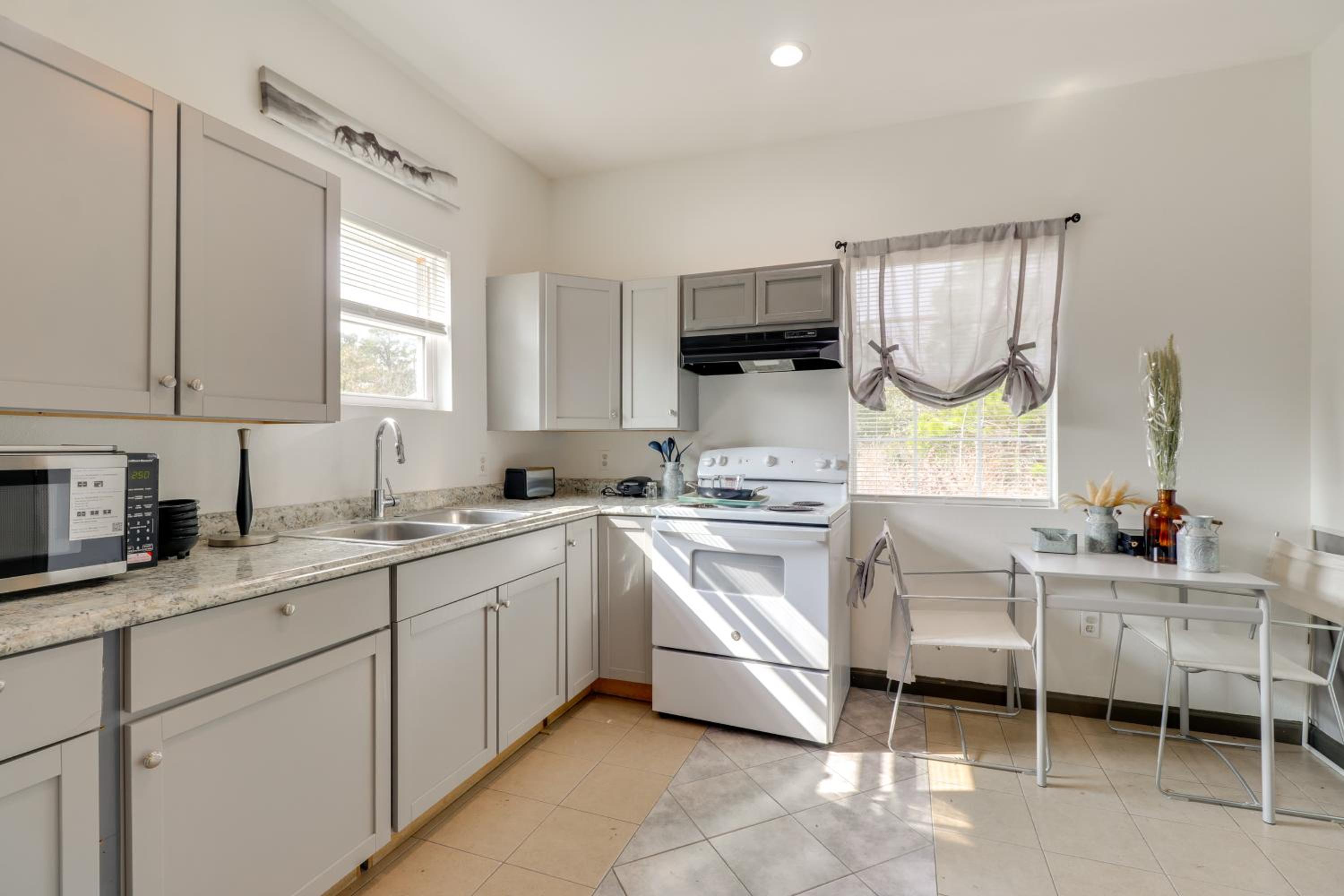 4 Mi to Lake Bastrop Pet-Friendly Apartment!