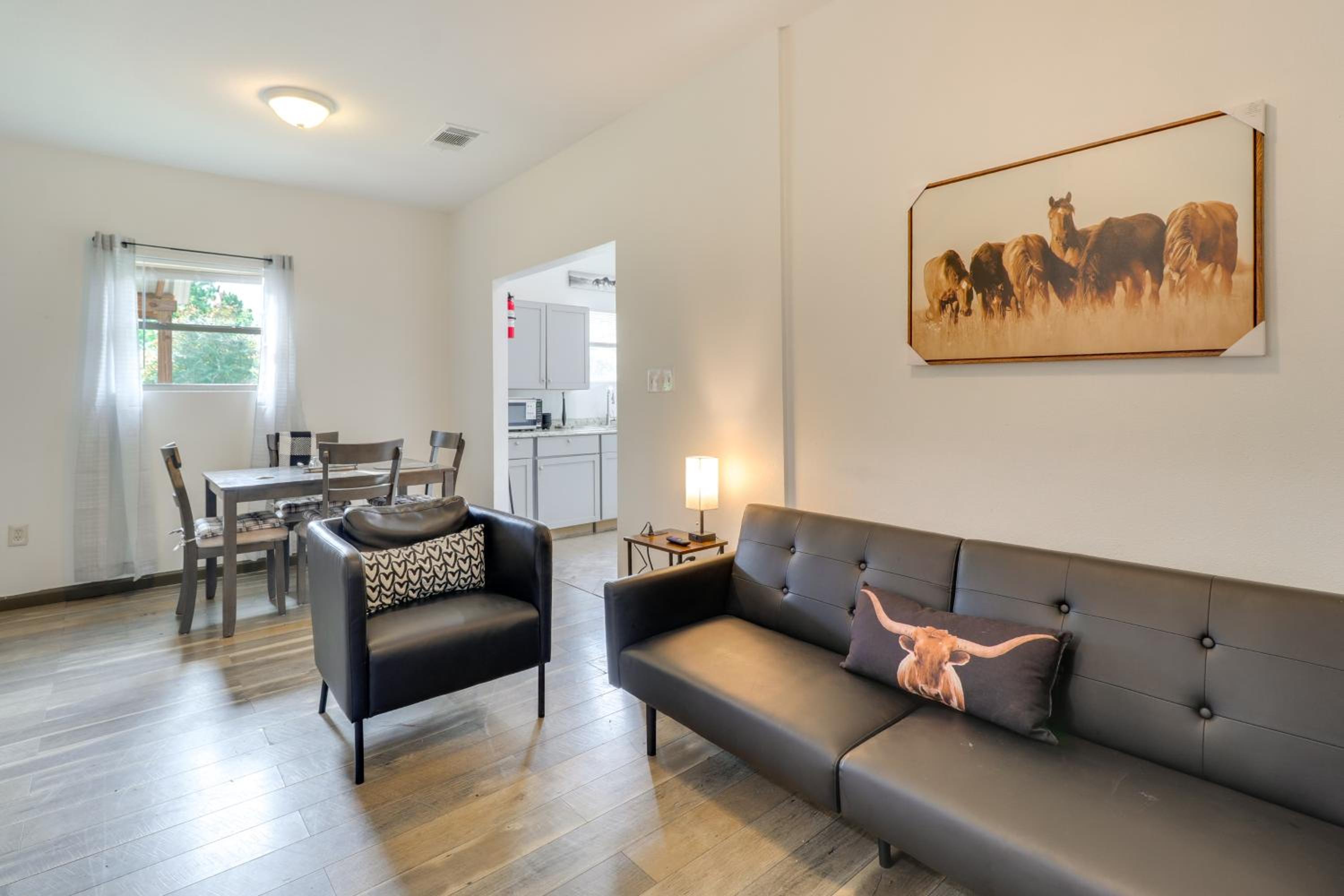 4 Mi to Lake Bastrop Pet-Friendly Apartment!