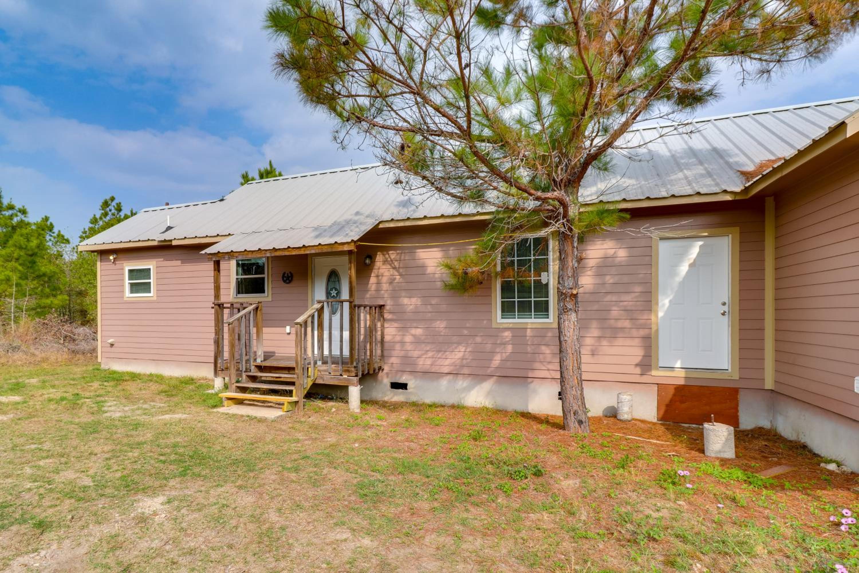 4 Mi to Lake Bastrop Pet-Friendly Apartment!