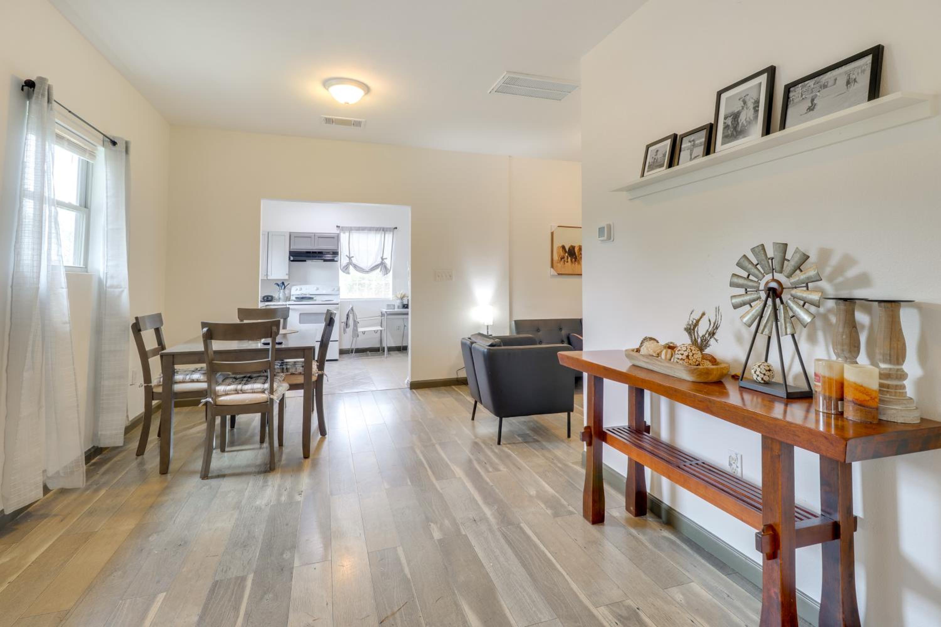 4 Mi to Lake Bastrop Pet-Friendly Apartment!