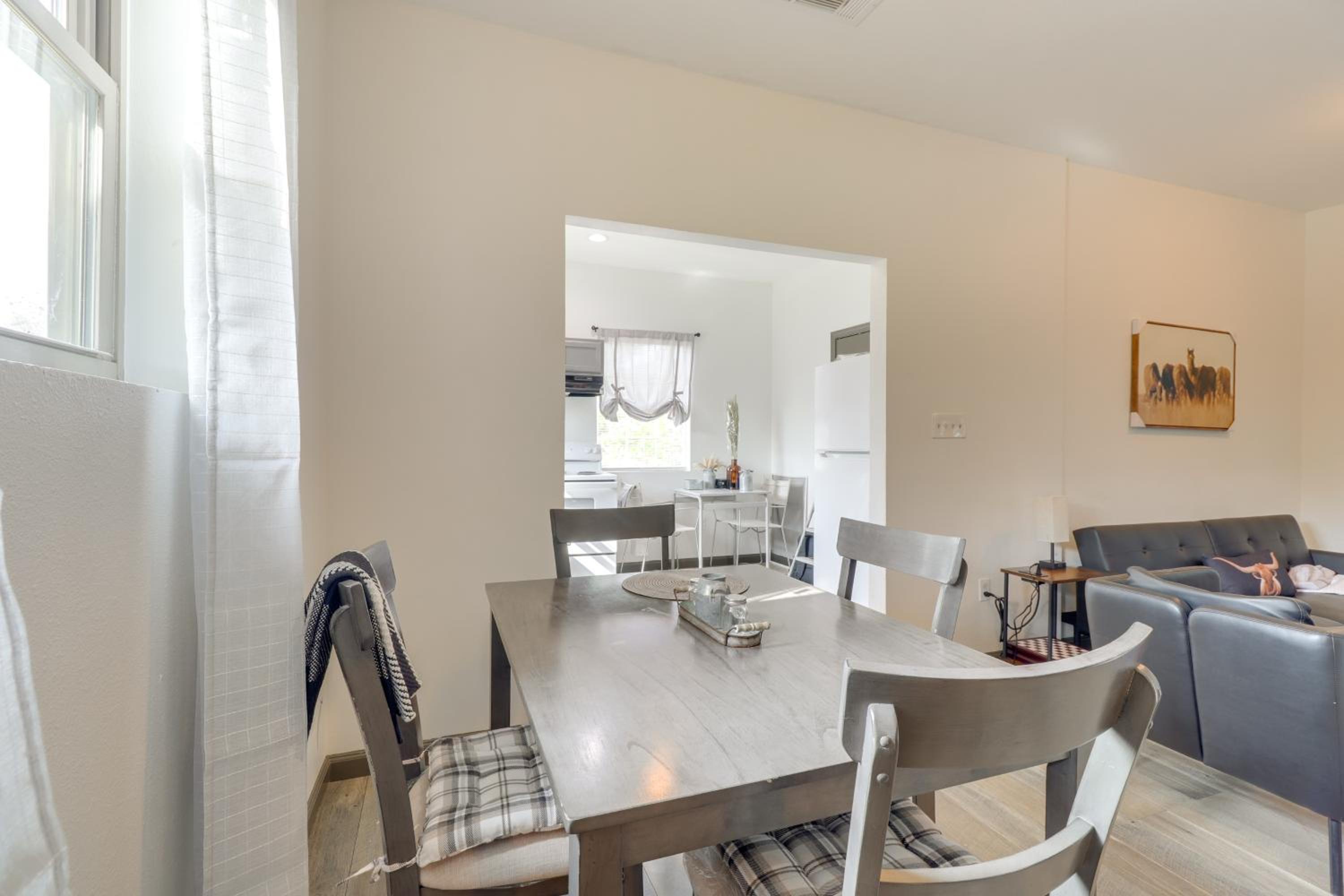 4 Mi to Lake Bastrop Pet-Friendly Apartment!