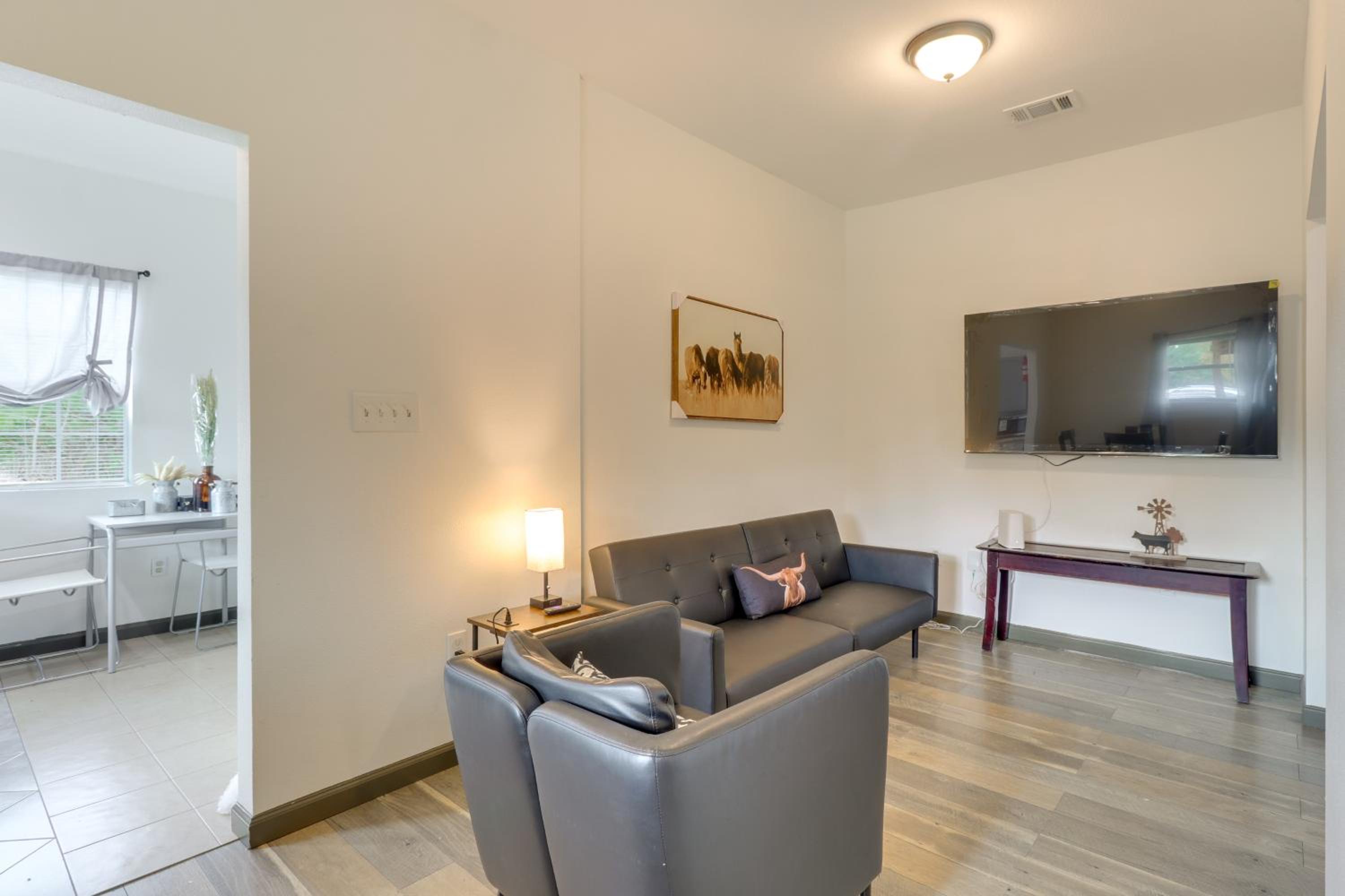 4 Mi to Lake Bastrop Pet-Friendly Apartment!