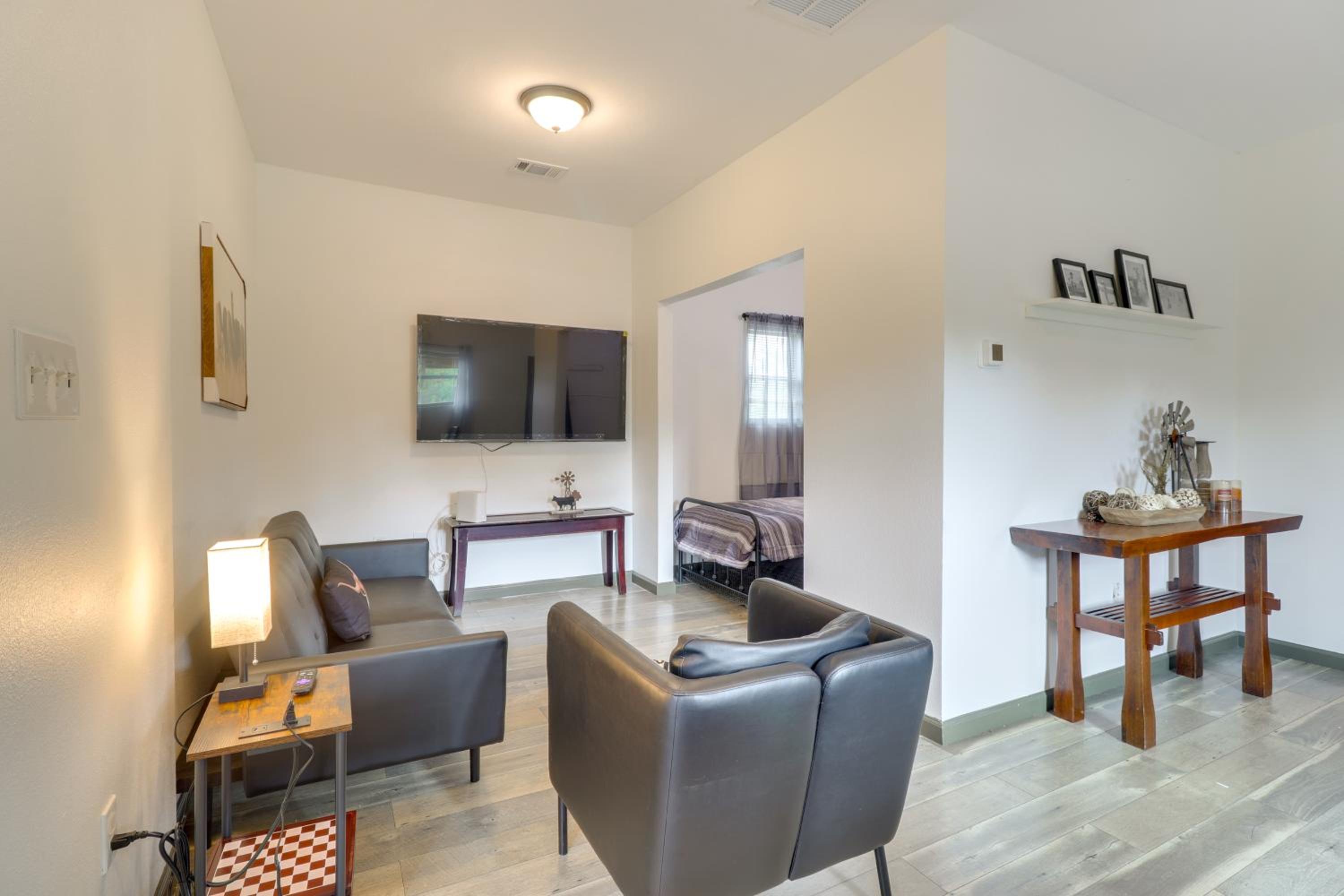 4 Mi to Lake Bastrop Pet-Friendly Apartment!