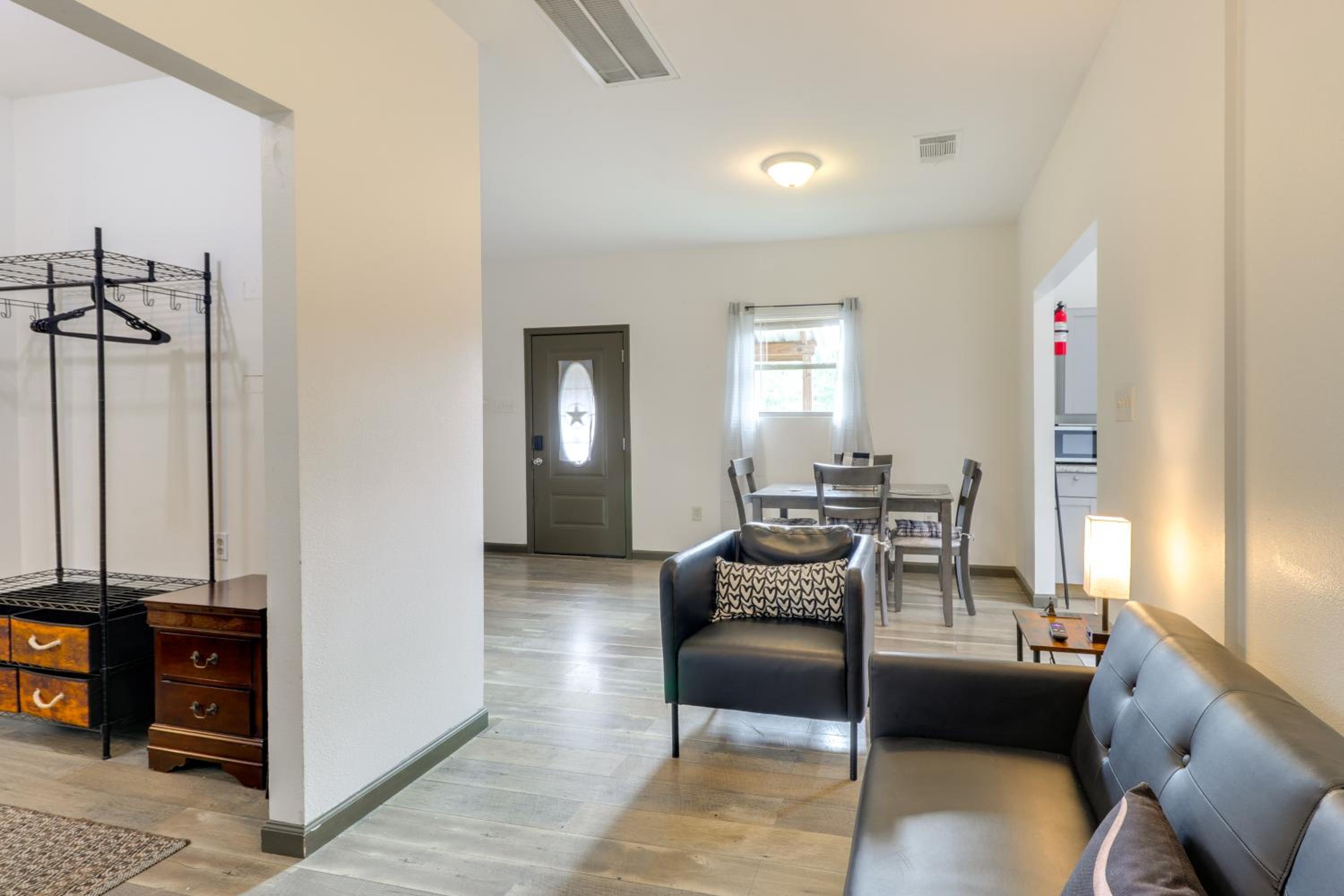 4 Mi to Lake Bastrop Pet-Friendly Apartment!