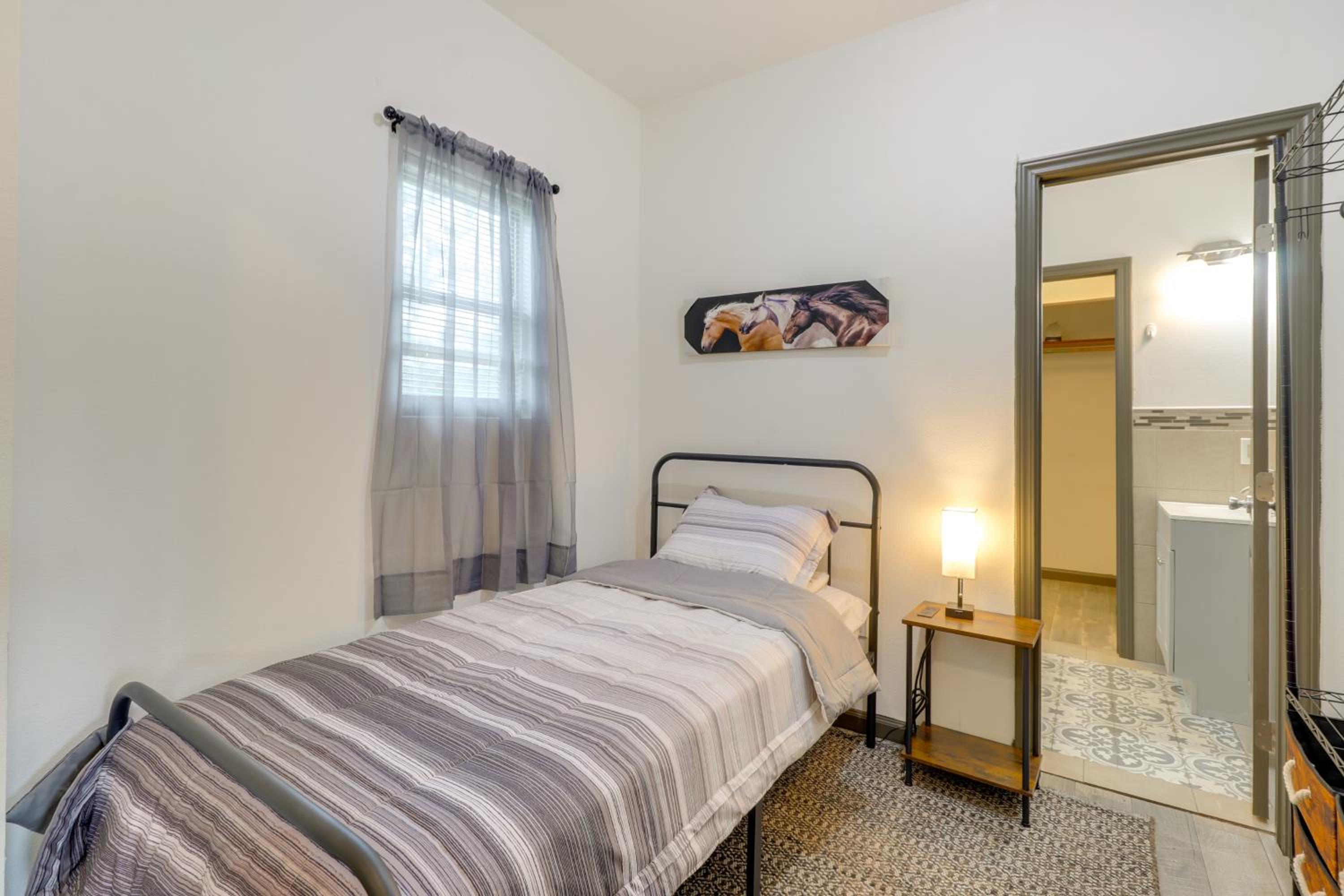 4 Mi to Lake Bastrop Pet-Friendly Apartment!