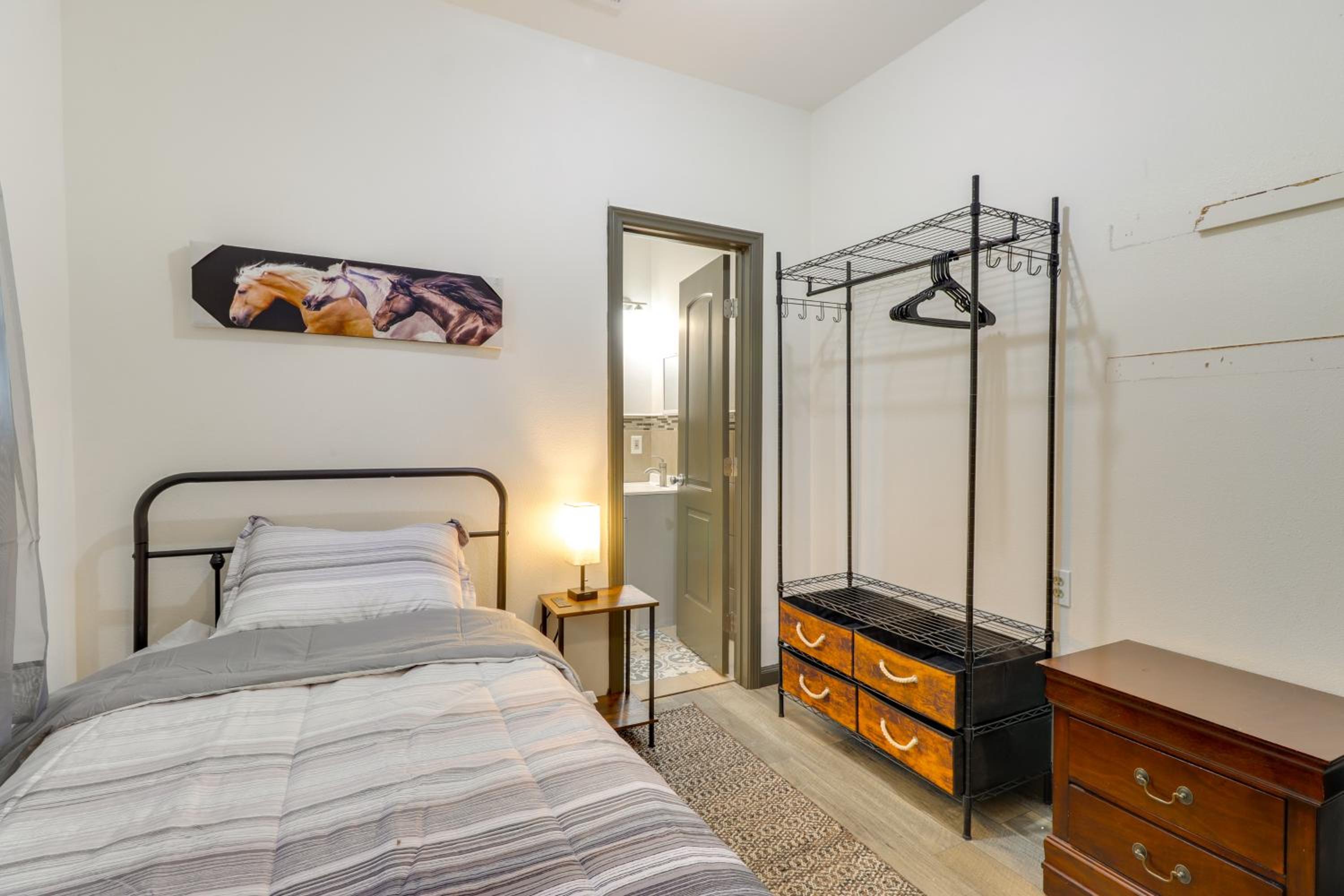 4 Mi to Lake Bastrop Pet-Friendly Apartment!