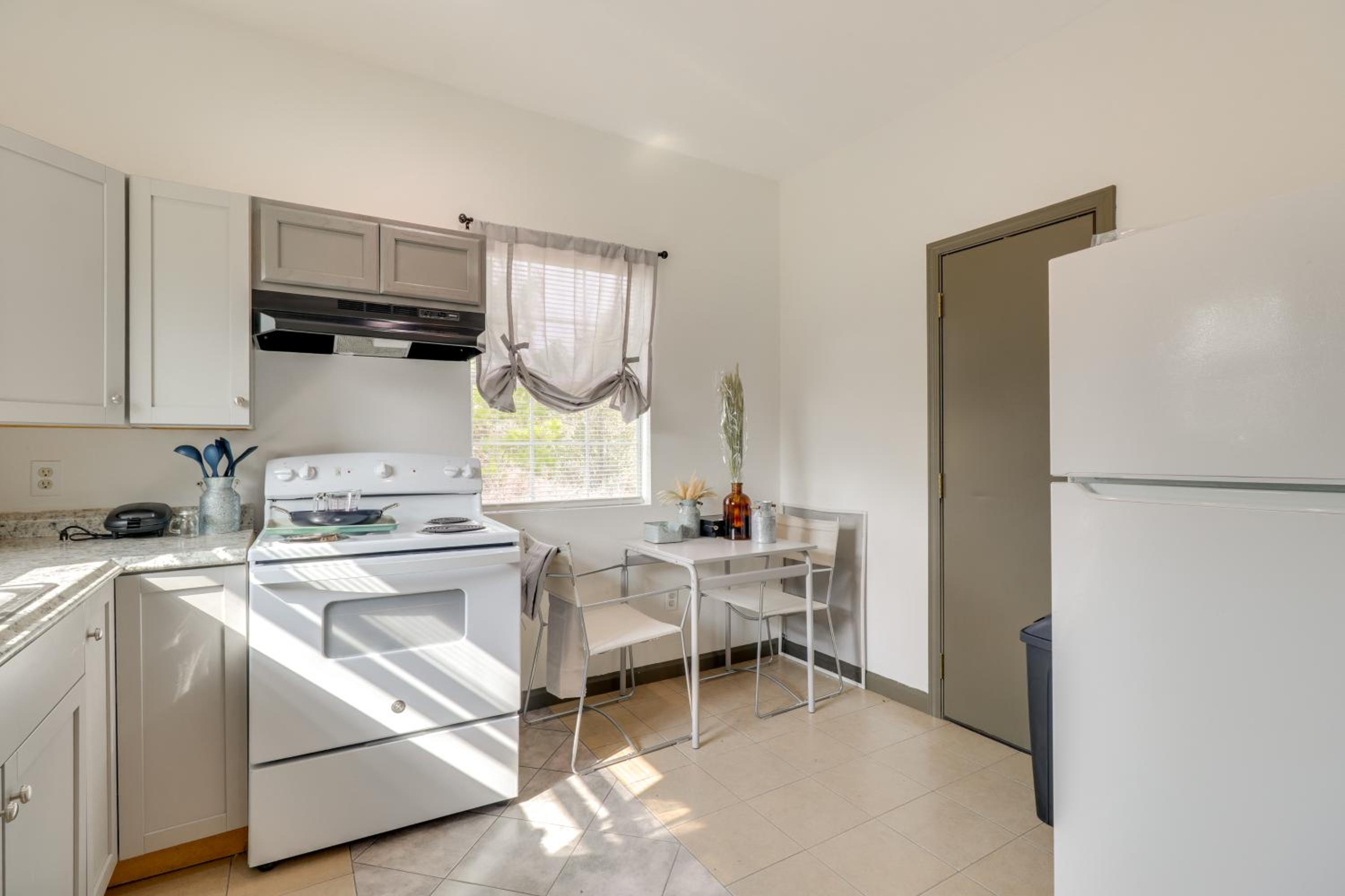 4 Mi to Lake Bastrop Pet-Friendly Apartment!