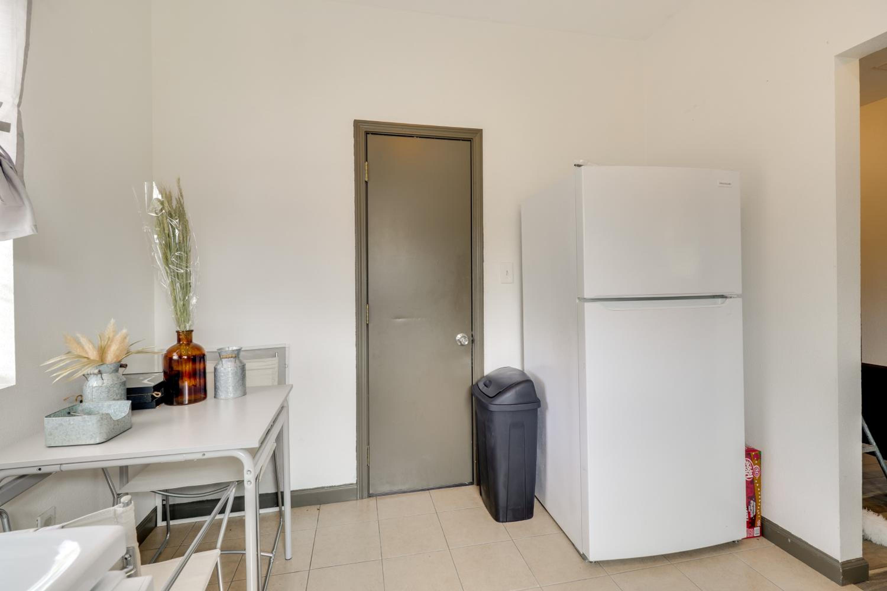4 Mi to Lake Bastrop Pet-Friendly Apartment!