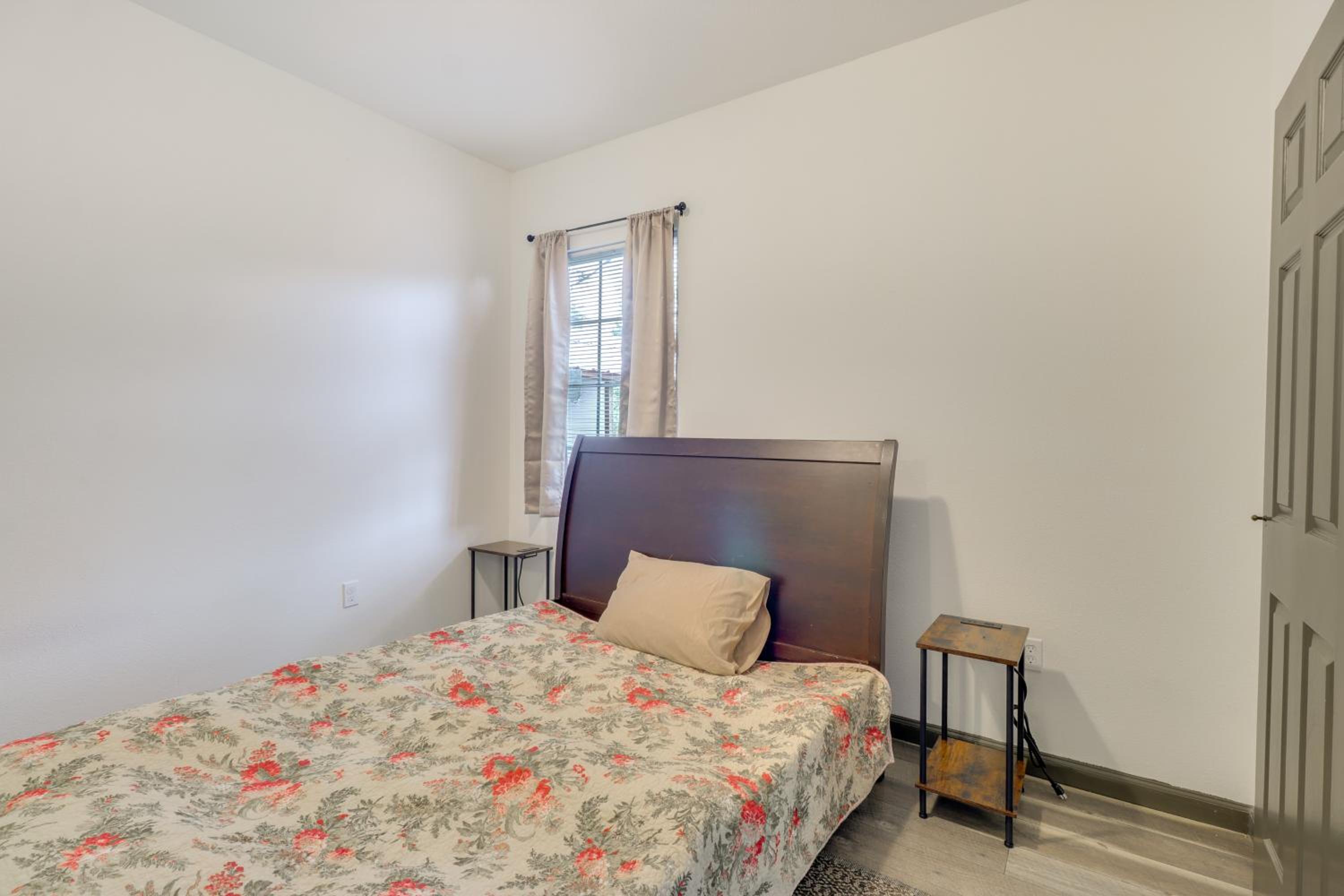 4 Mi to Lake Bastrop Pet-Friendly Apartment!