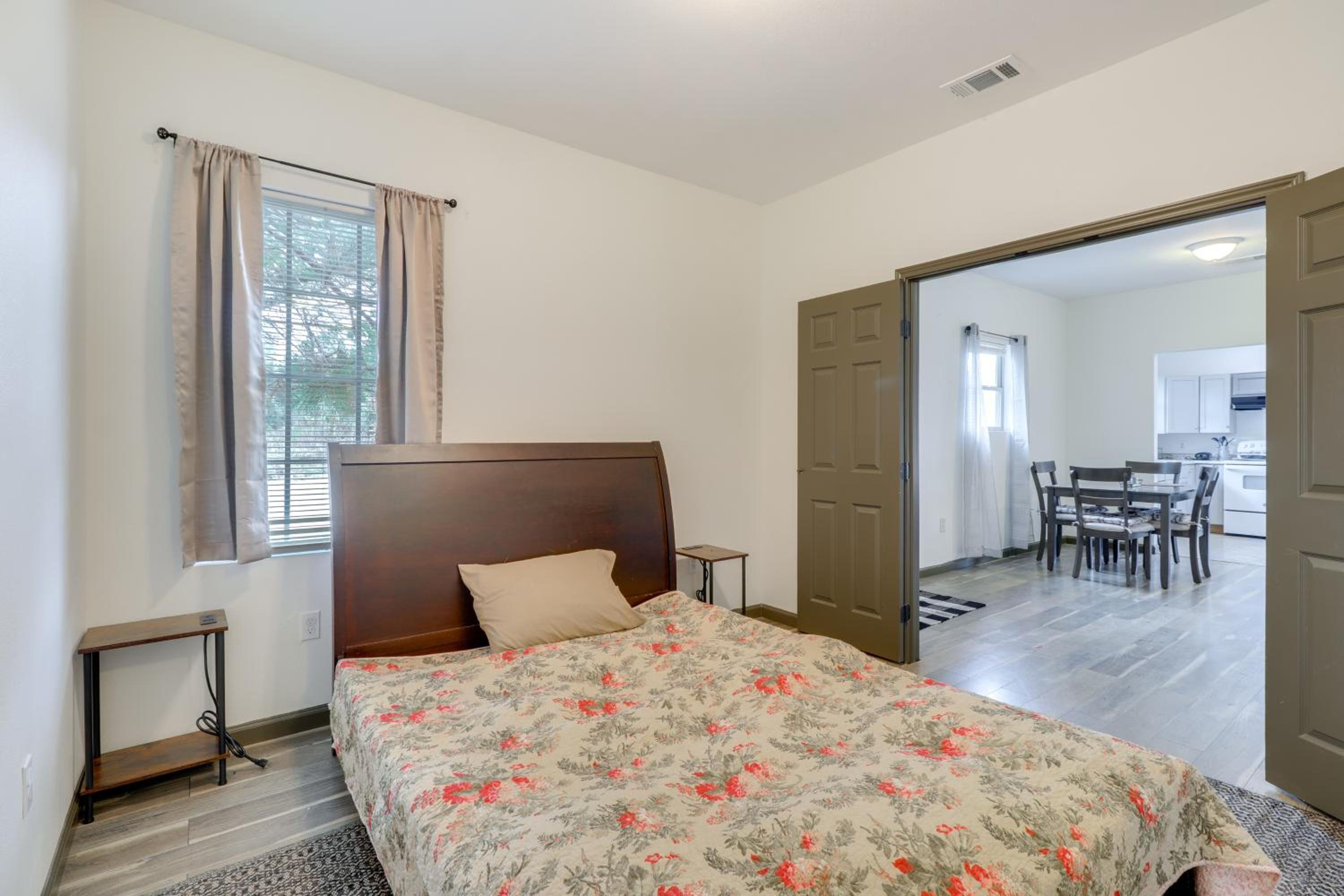 4 Mi to Lake Bastrop Pet-Friendly Apartment!