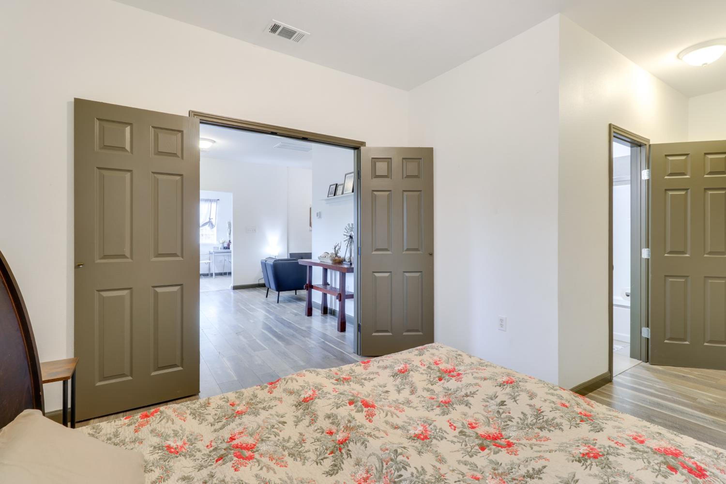 4 Mi to Lake Bastrop Pet-Friendly Apartment!