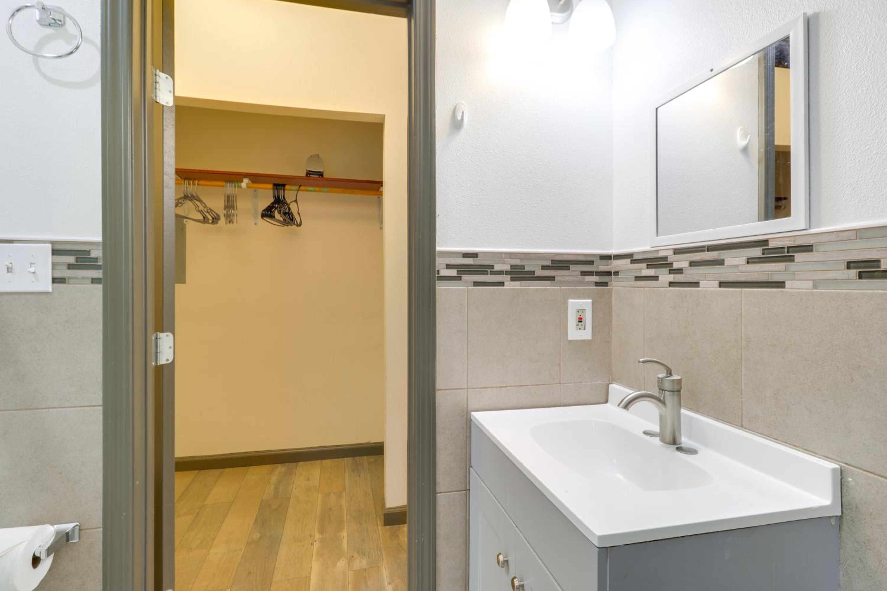 4 Mi to Lake Bastrop Pet-Friendly Apartment!