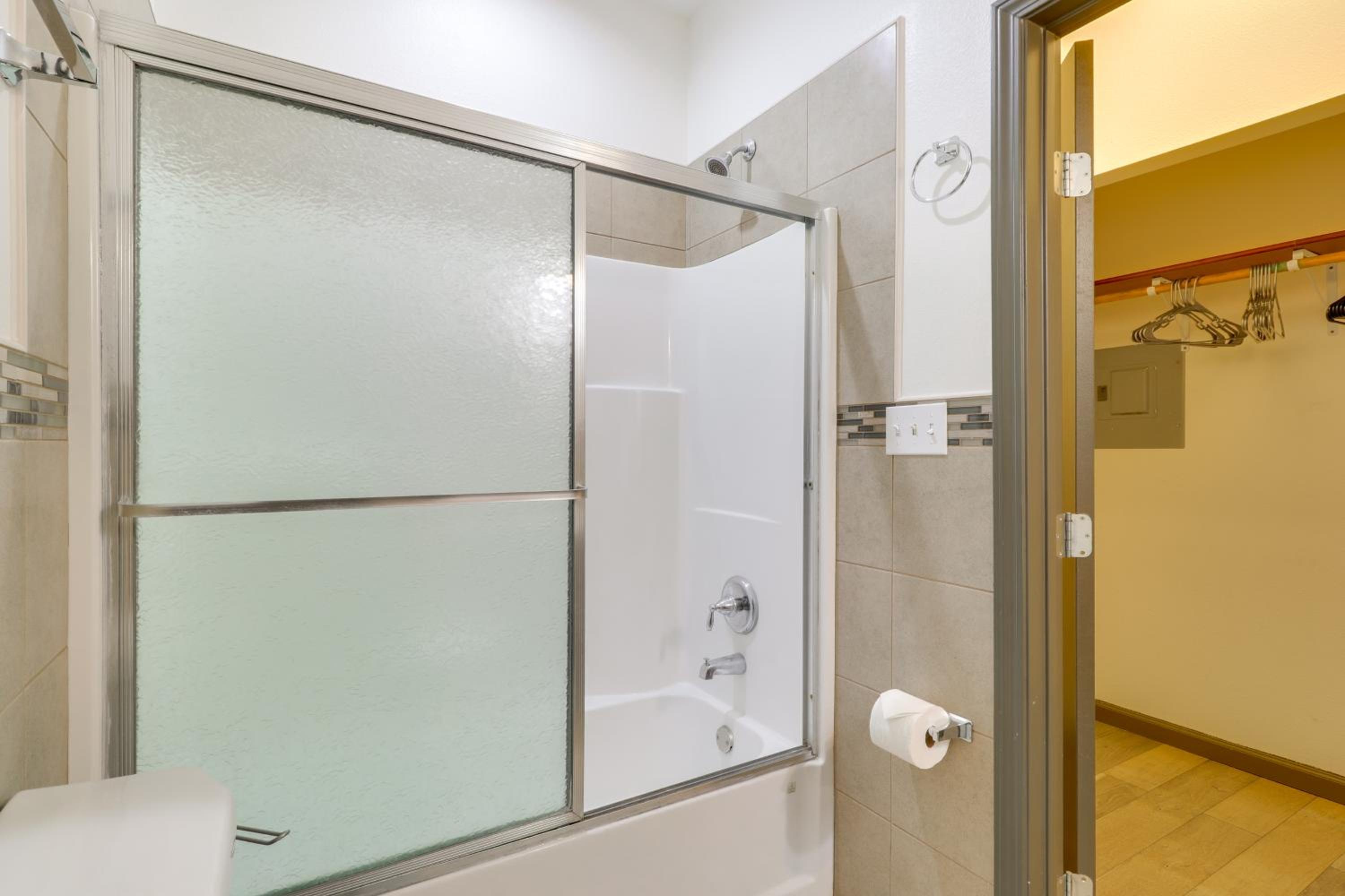 4 Mi to Lake Bastrop Pet-Friendly Apartment!