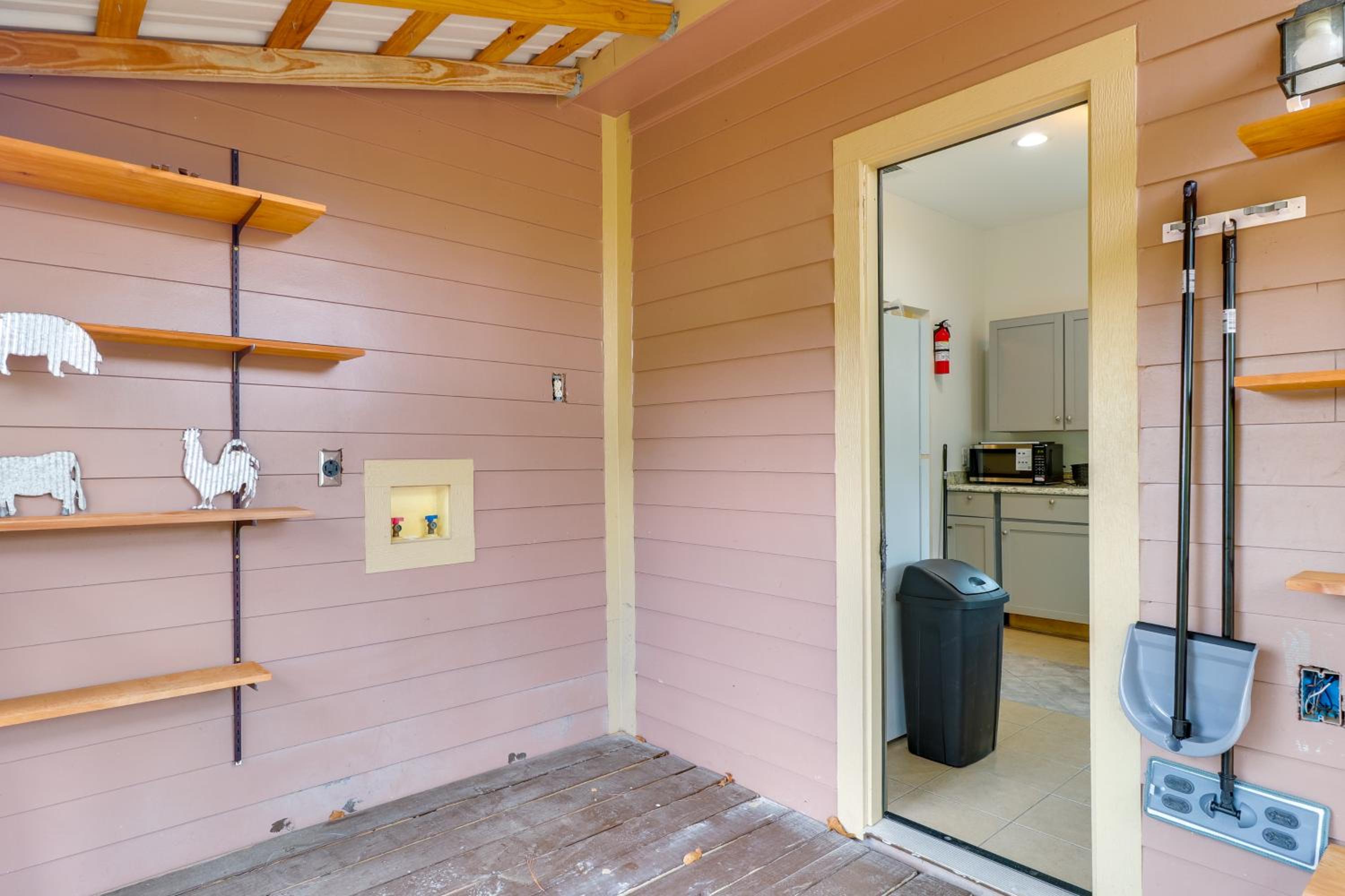 4 Mi to Lake Bastrop Pet-Friendly Apartment!