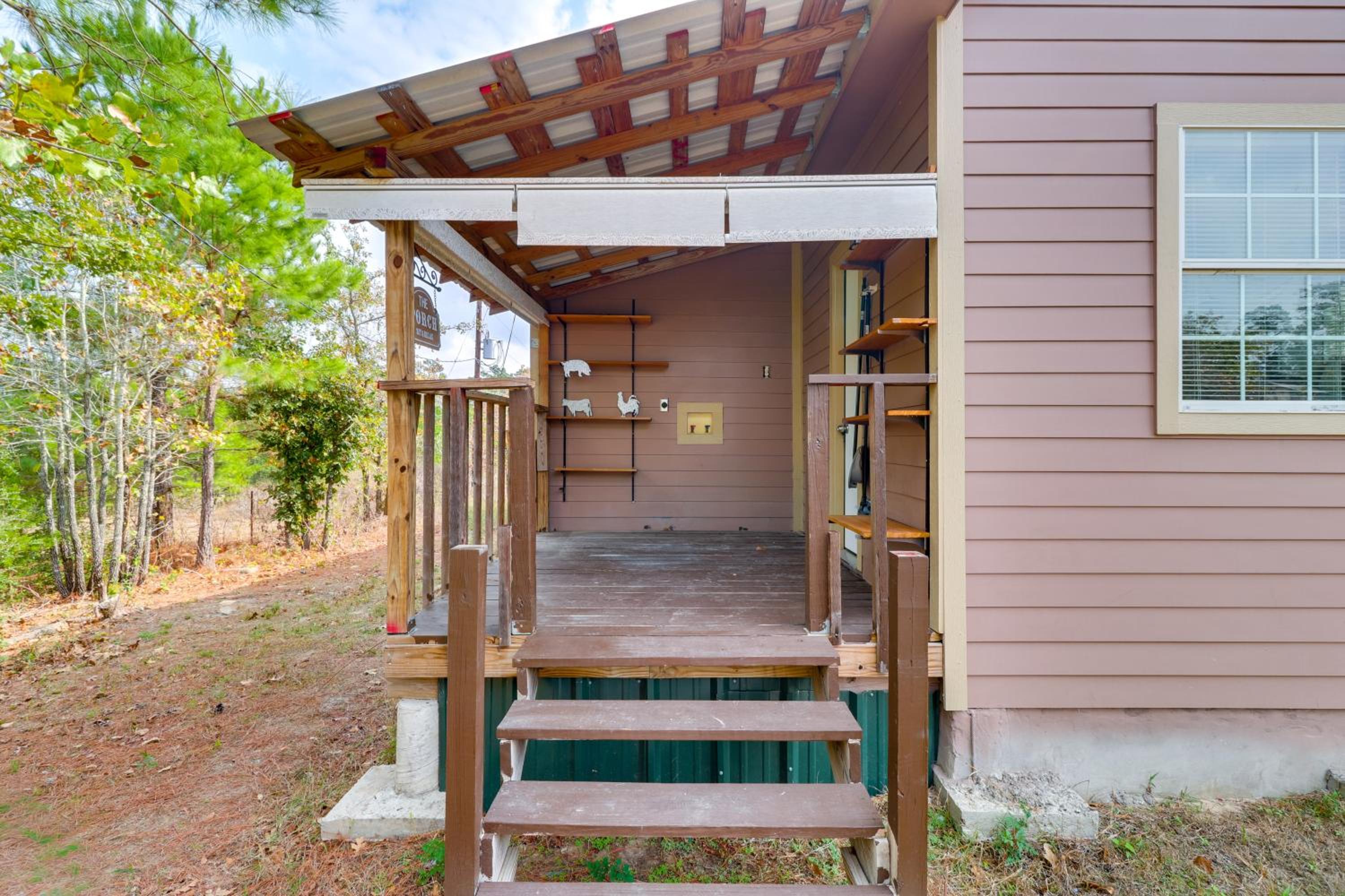 4 Mi to Lake Bastrop Pet-Friendly Apartment!