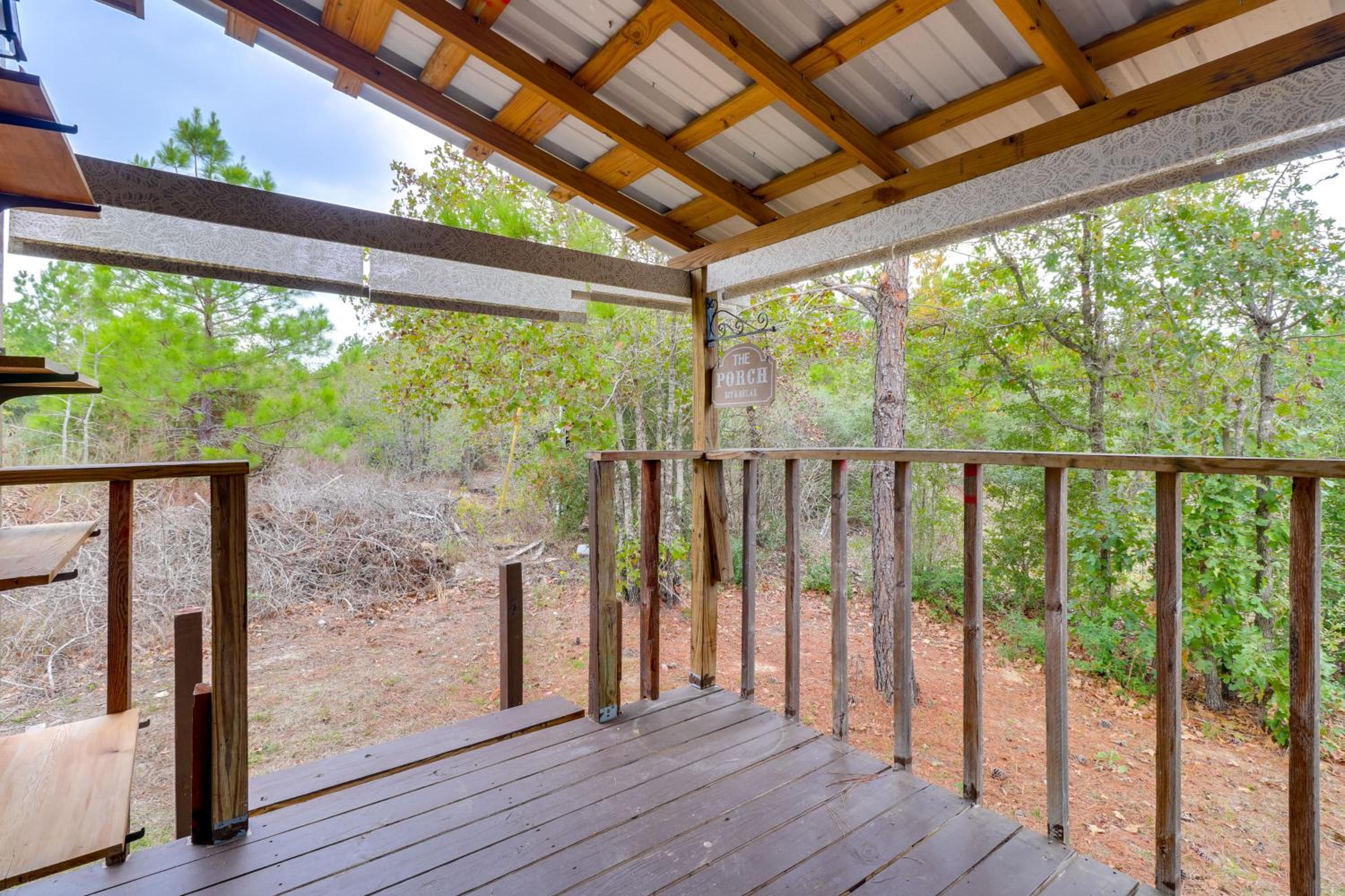 4 Mi to Lake Bastrop Pet-Friendly Apartment!