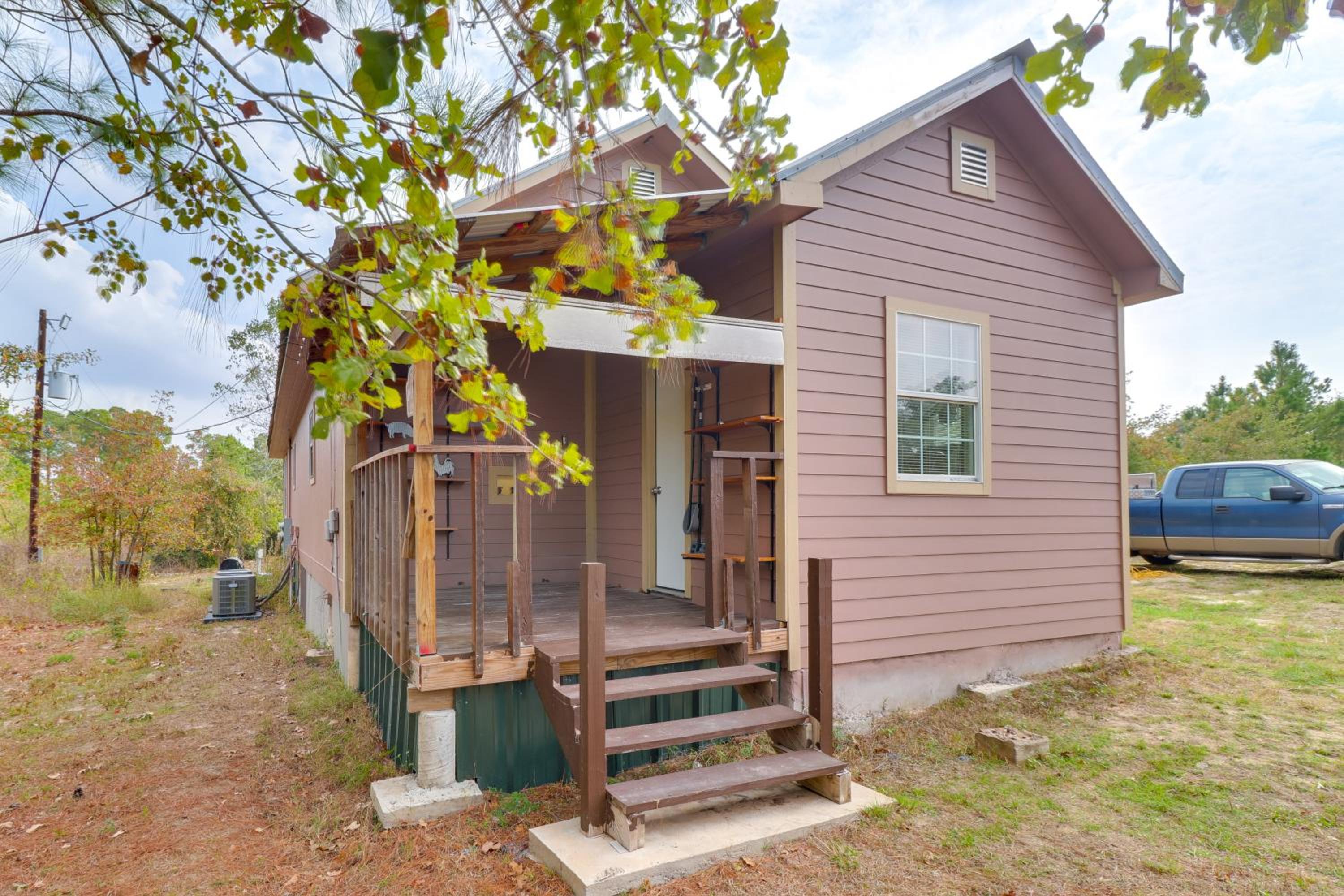 4 Mi to Lake Bastrop Pet-Friendly Apartment!