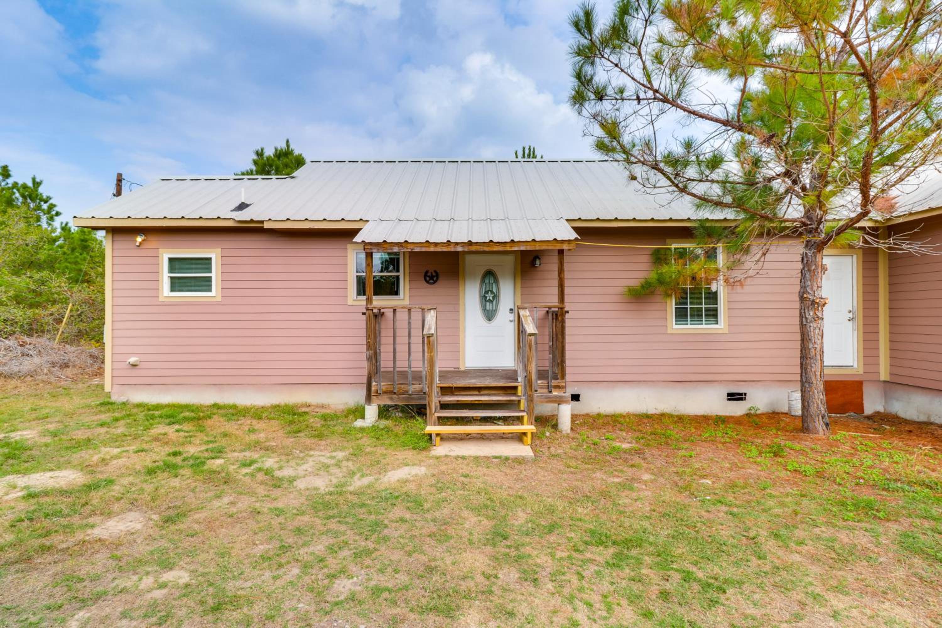 4 Mi to Lake Bastrop Pet-Friendly Apartment!
