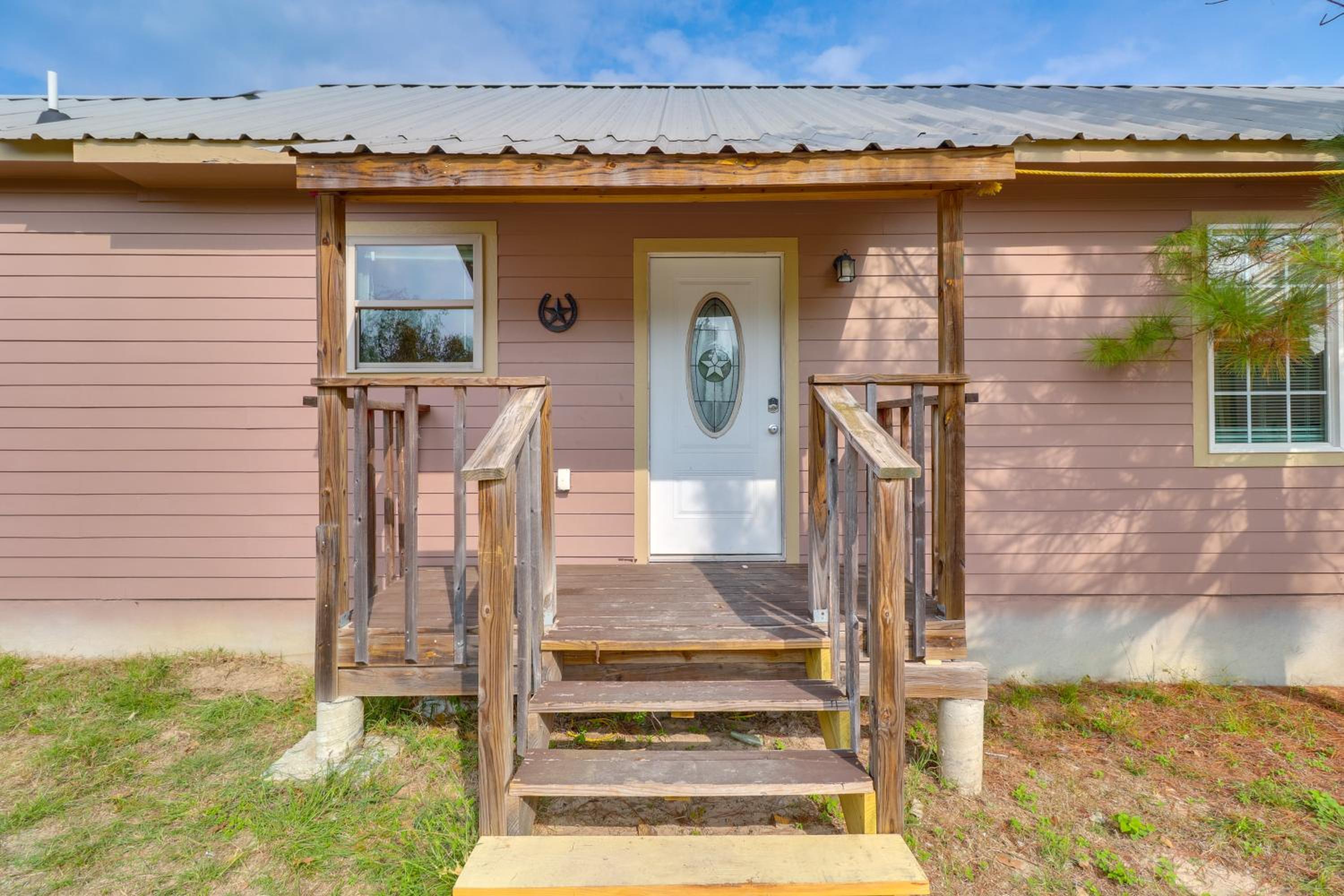 4 Mi to Lake Bastrop Pet-Friendly Apartment!