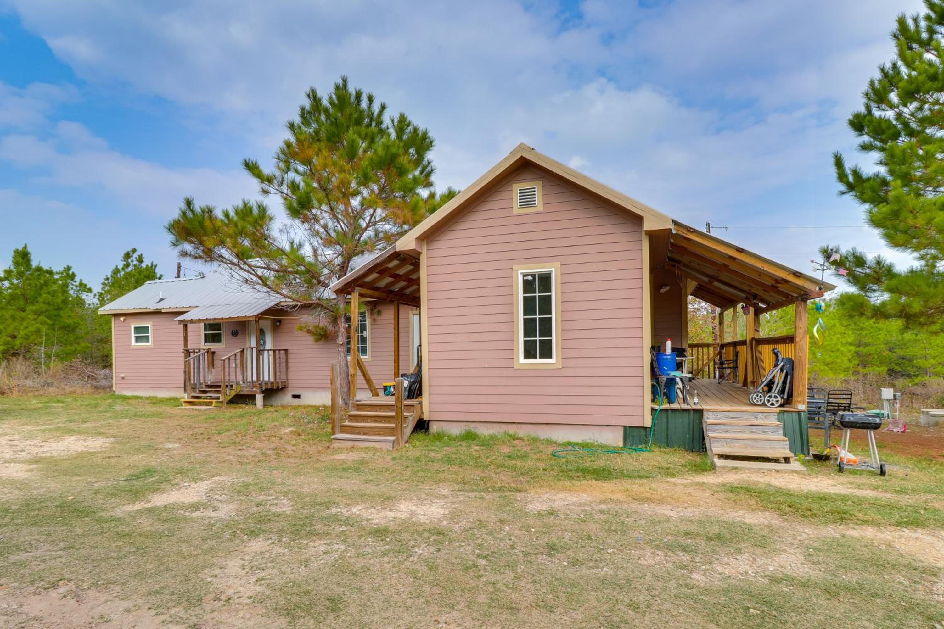 4 Mi to Lake Bastrop Pet-Friendly Apartment!