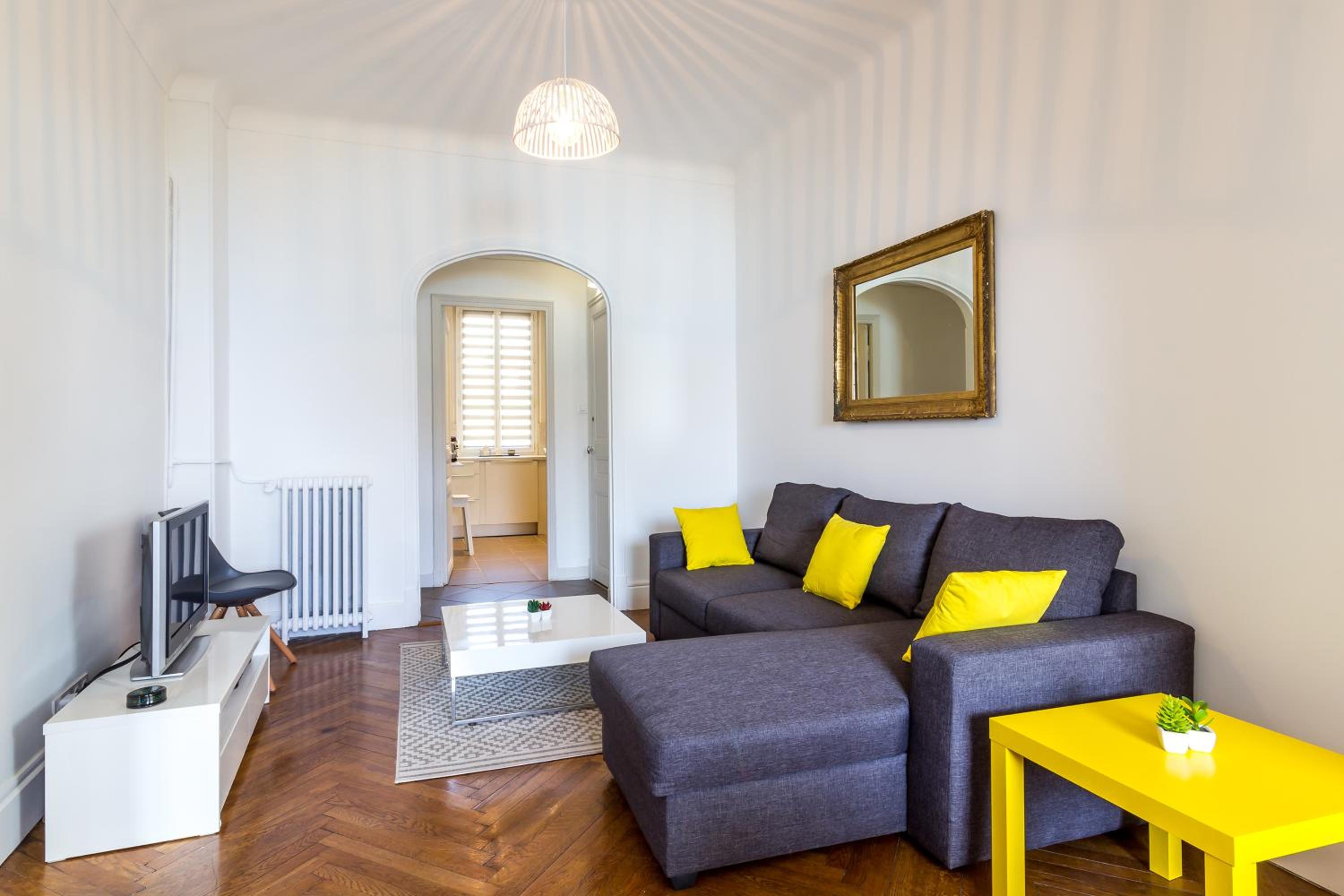 Beautiful apartment by the sea front view 4
