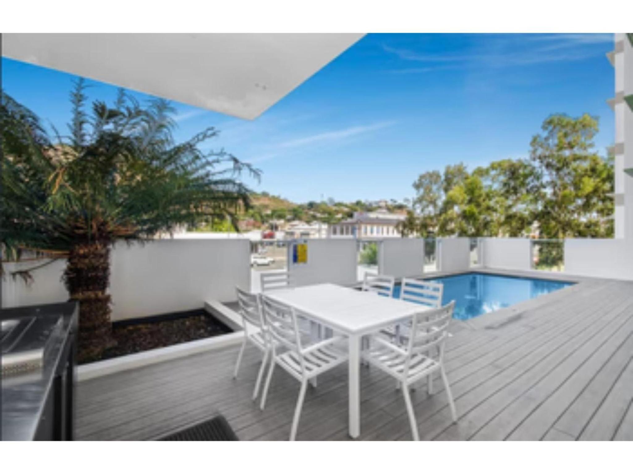 City convenience in Modern Townsville Apartment