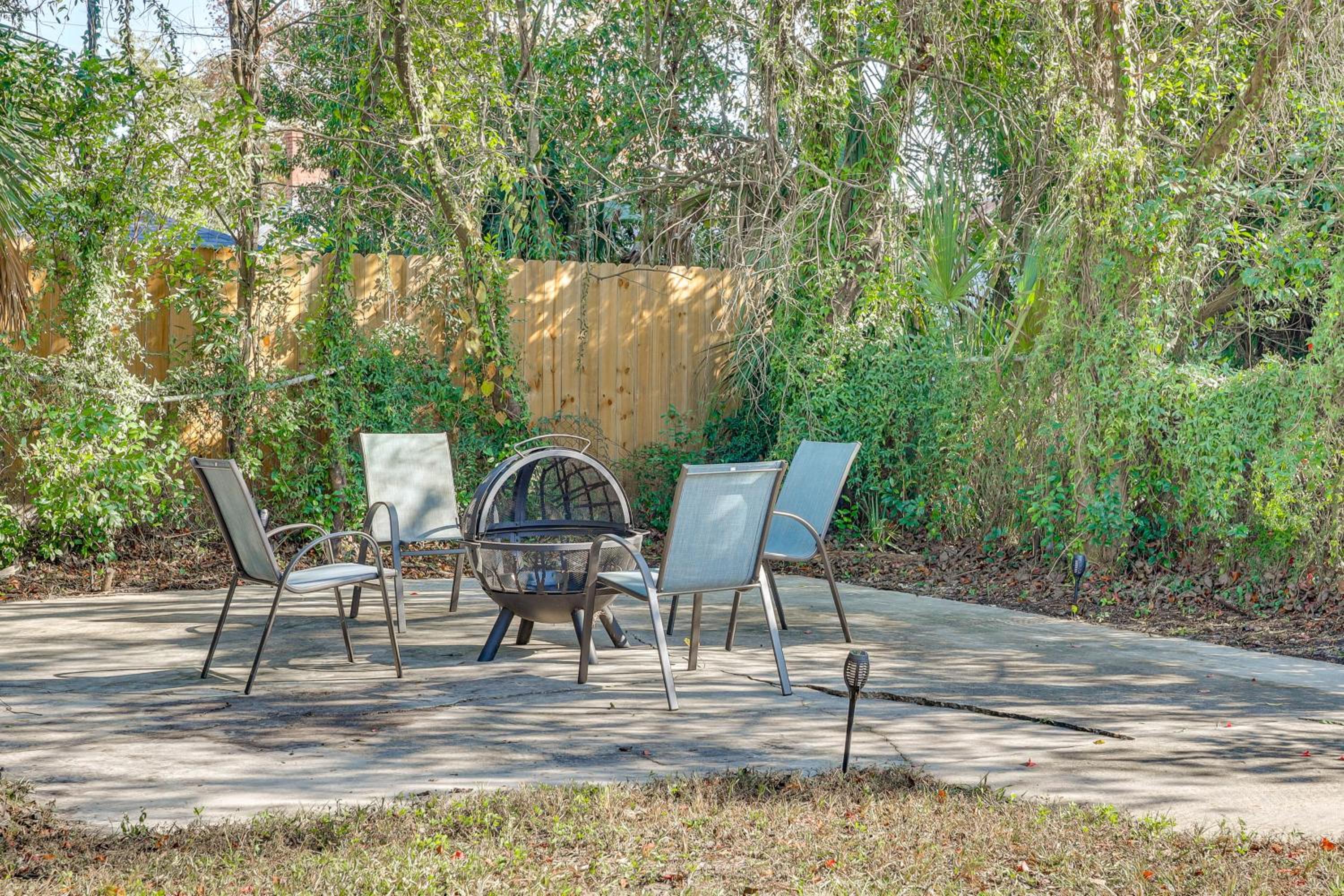 2 Mi to Dtwn Jax Game-Ready Retreat with Yard