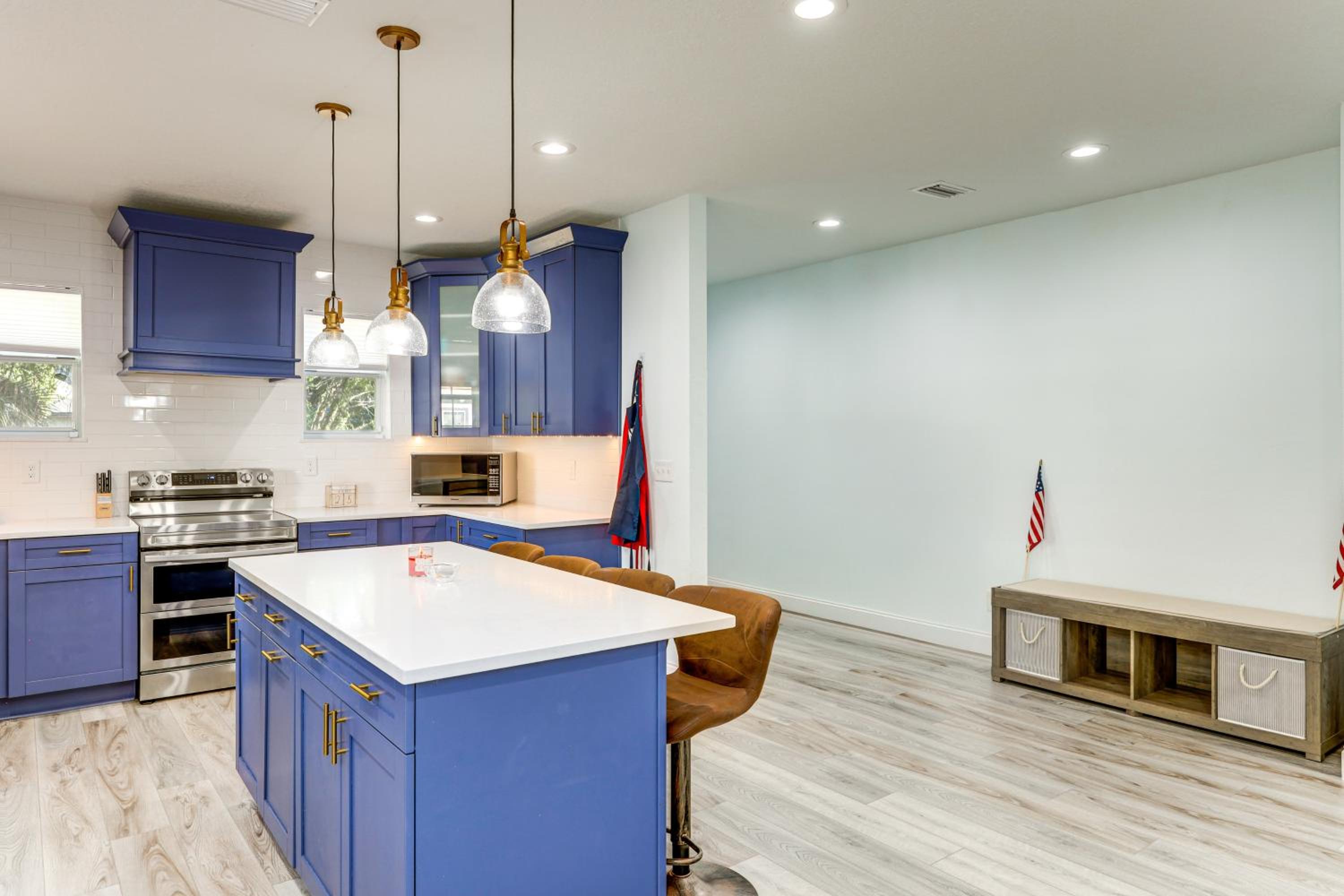 2 Mi to Dtwn Jax Game-Ready Retreat with Yard
