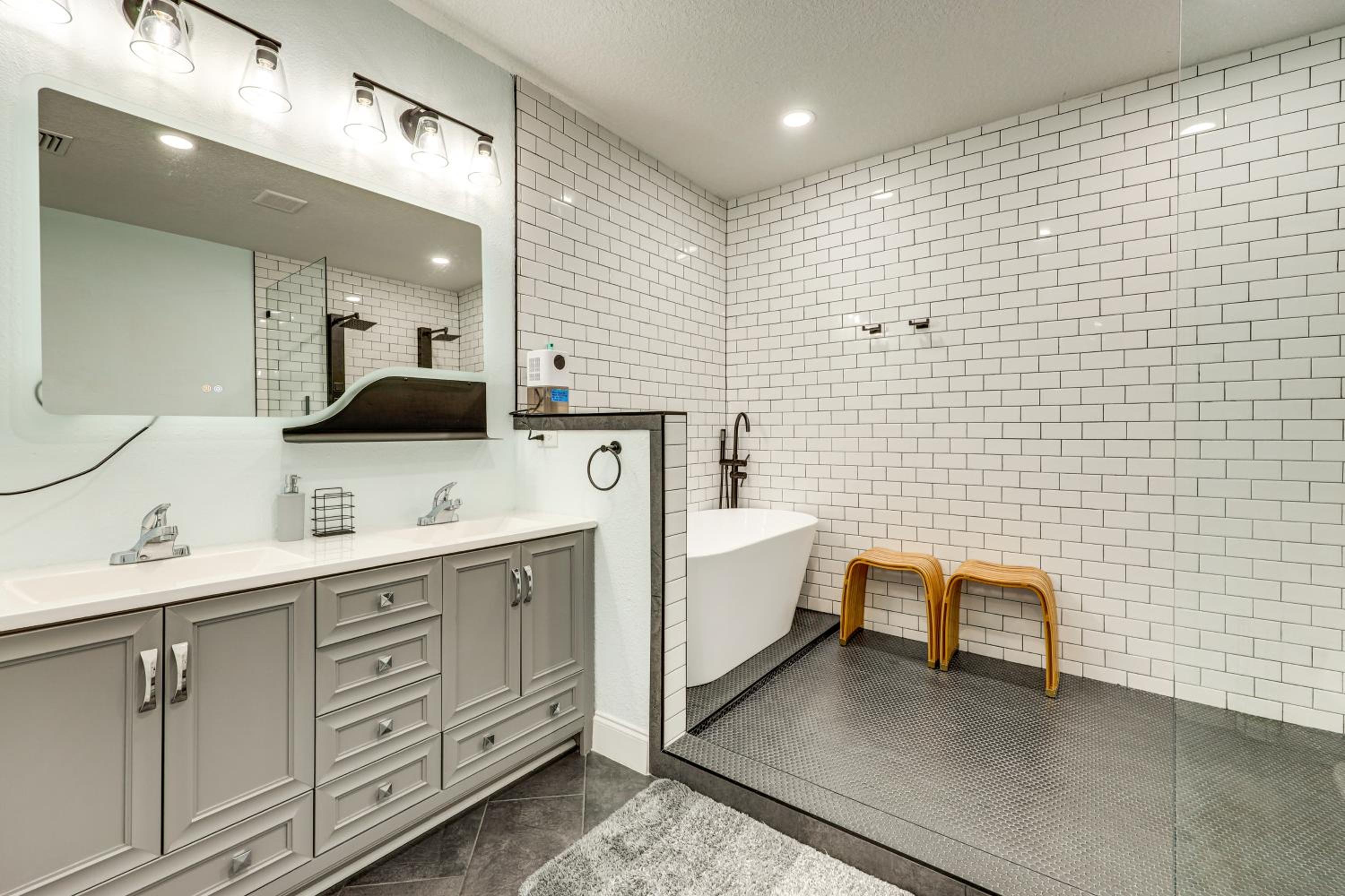 2 Mi to Dtwn Jax Game-Ready Retreat with Yard