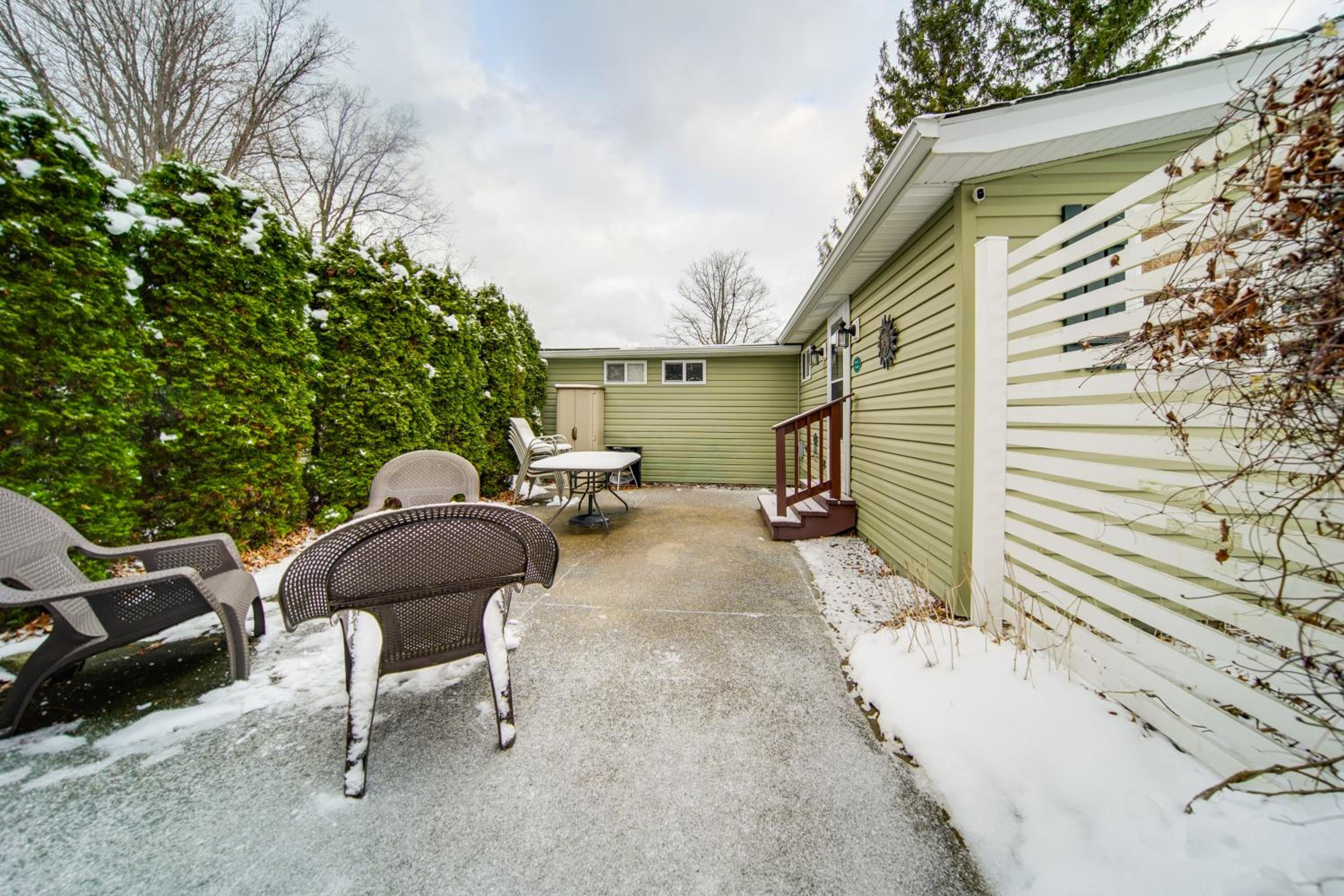 Walk to GOTL strip! Family cottage with laundry