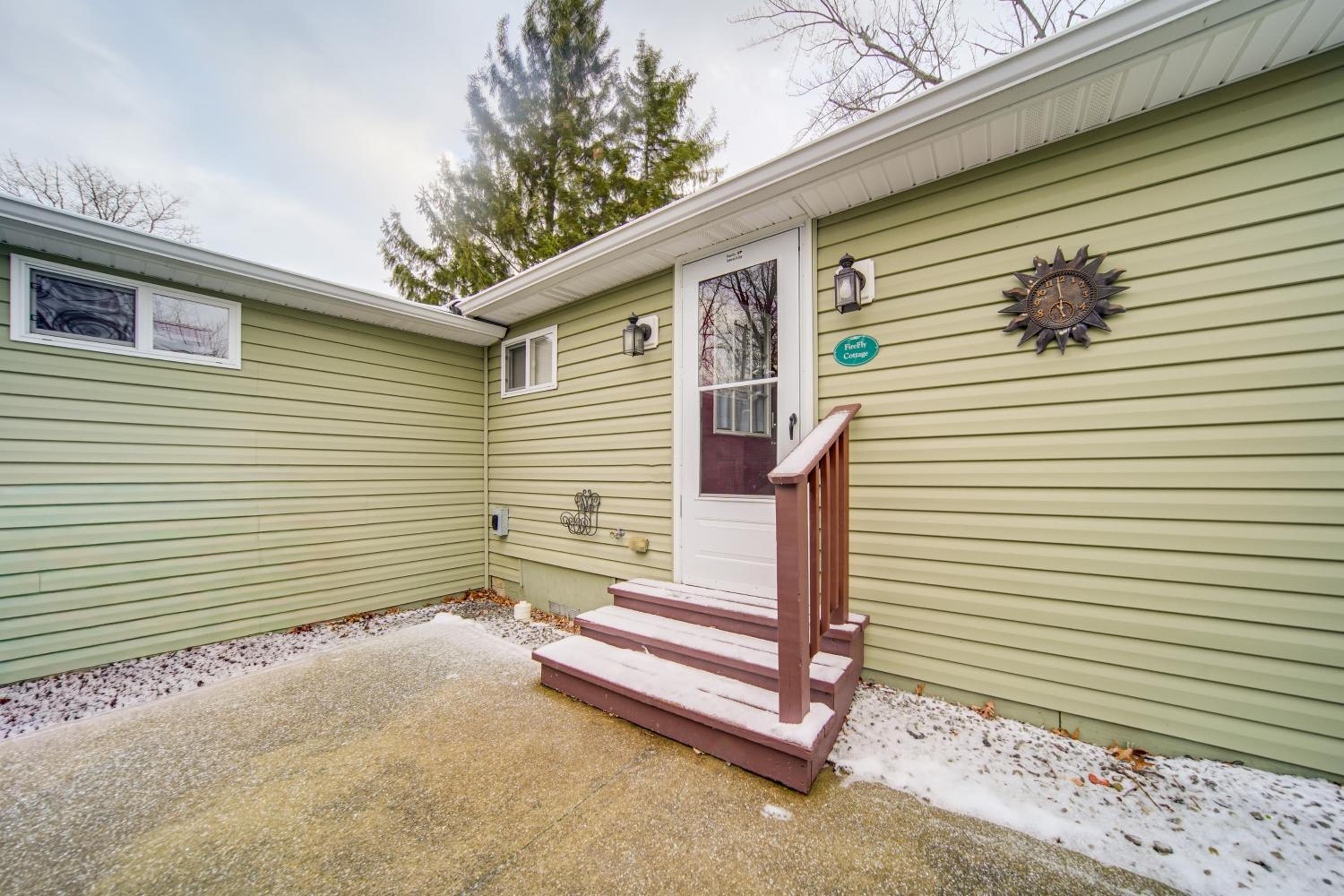 Walk to GOTL strip! Family cottage with laundry