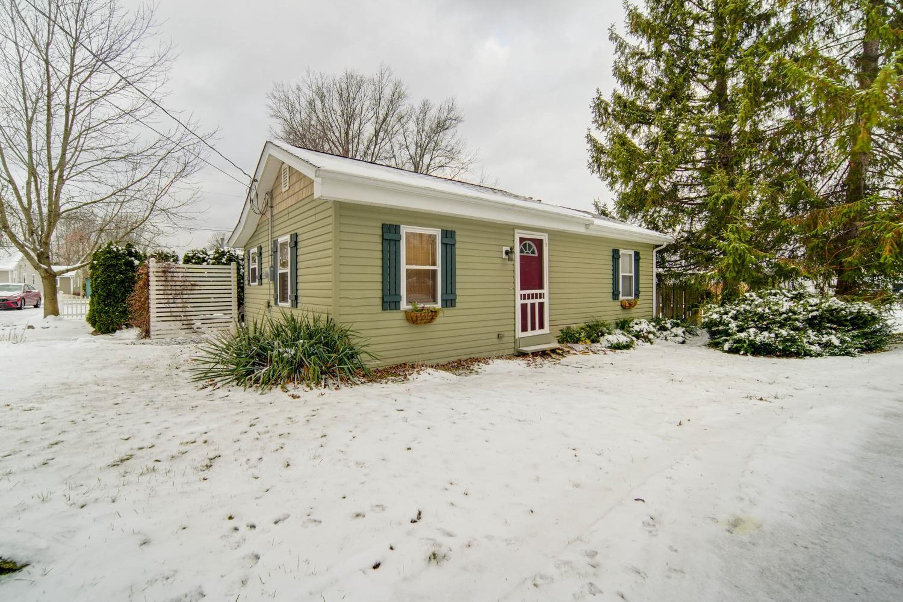 Walk to GOTL strip! Family cottage with laundry