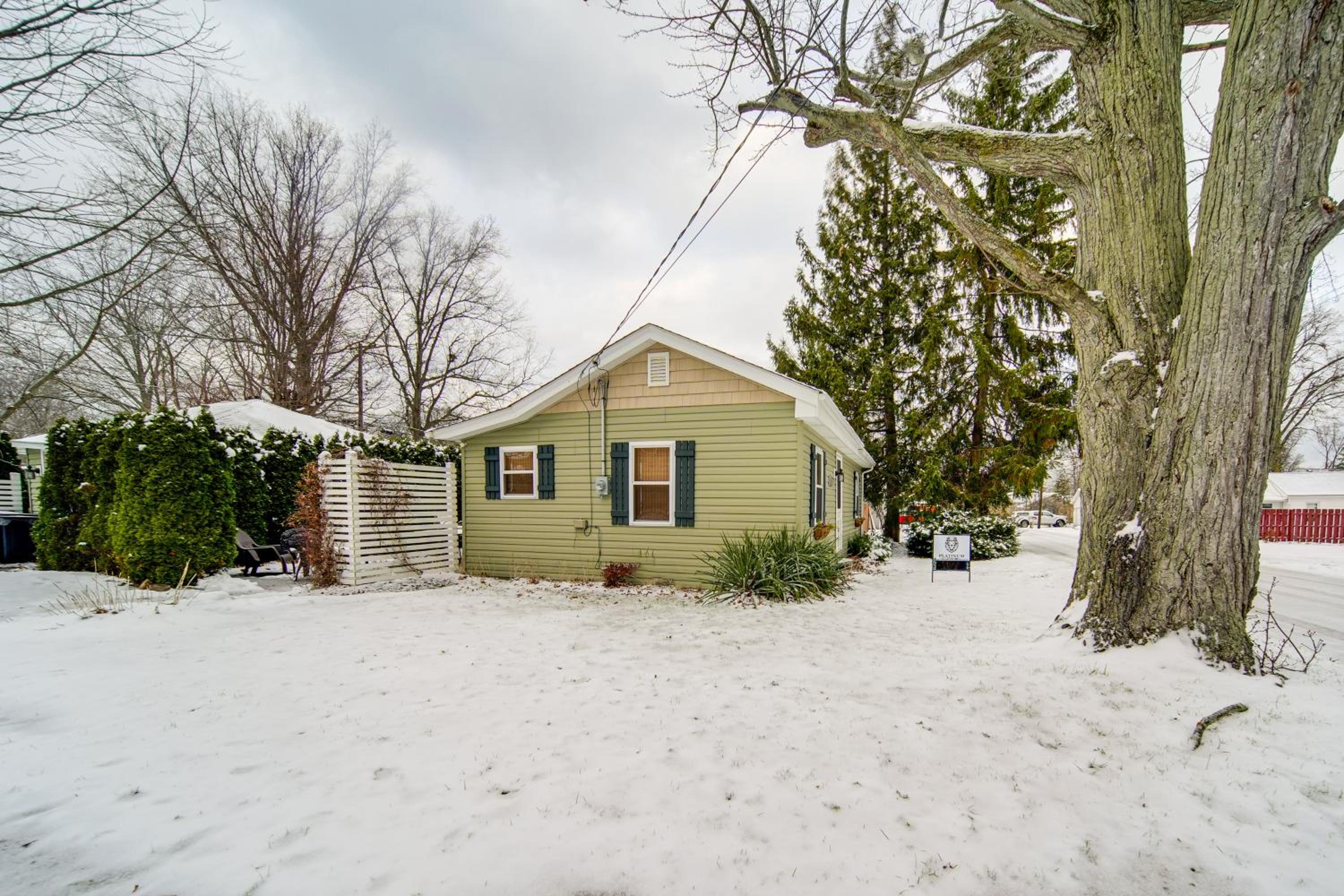 Walk to GOTL strip! Family cottage with laundry