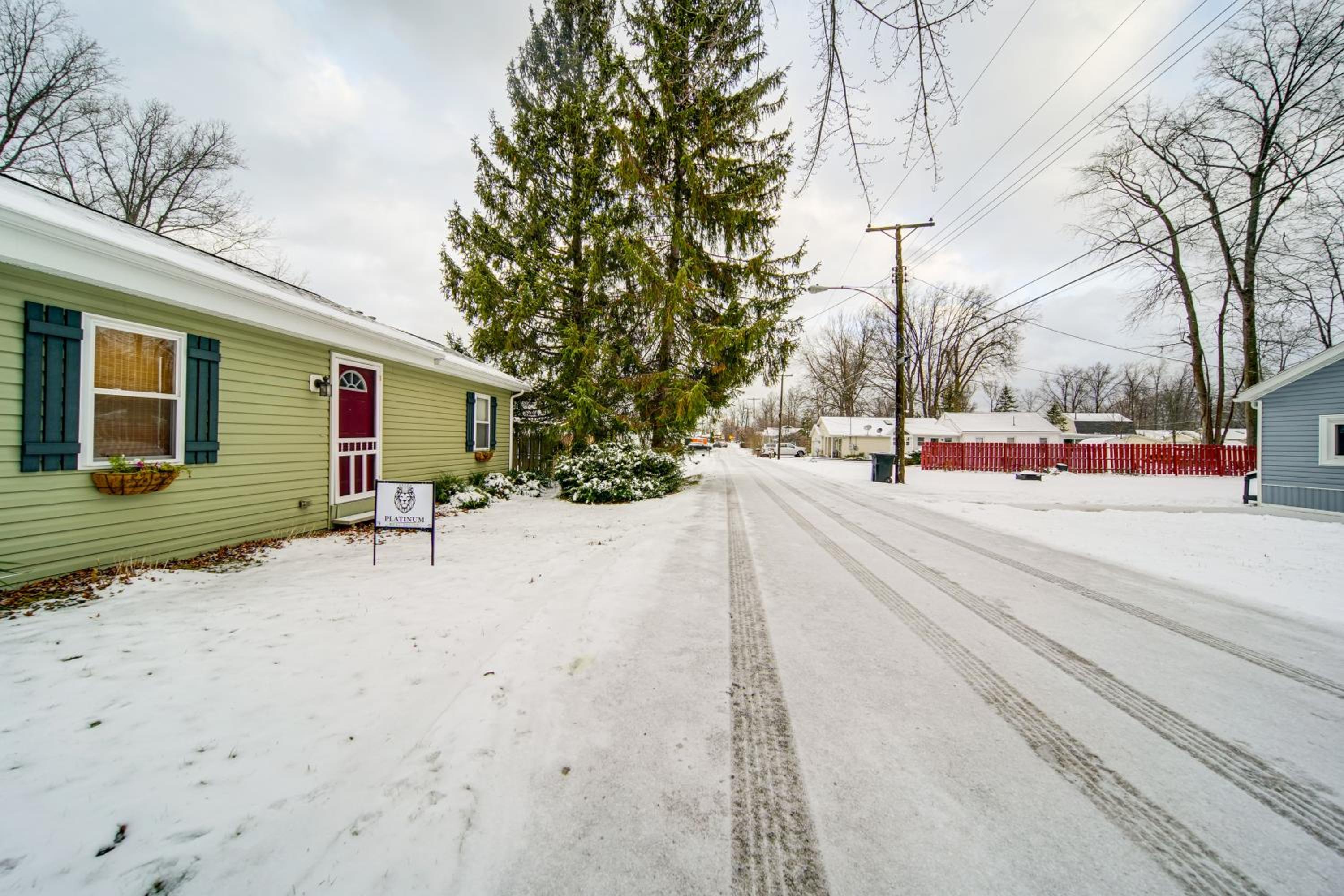 Walk to GOTL strip! Family cottage with laundry