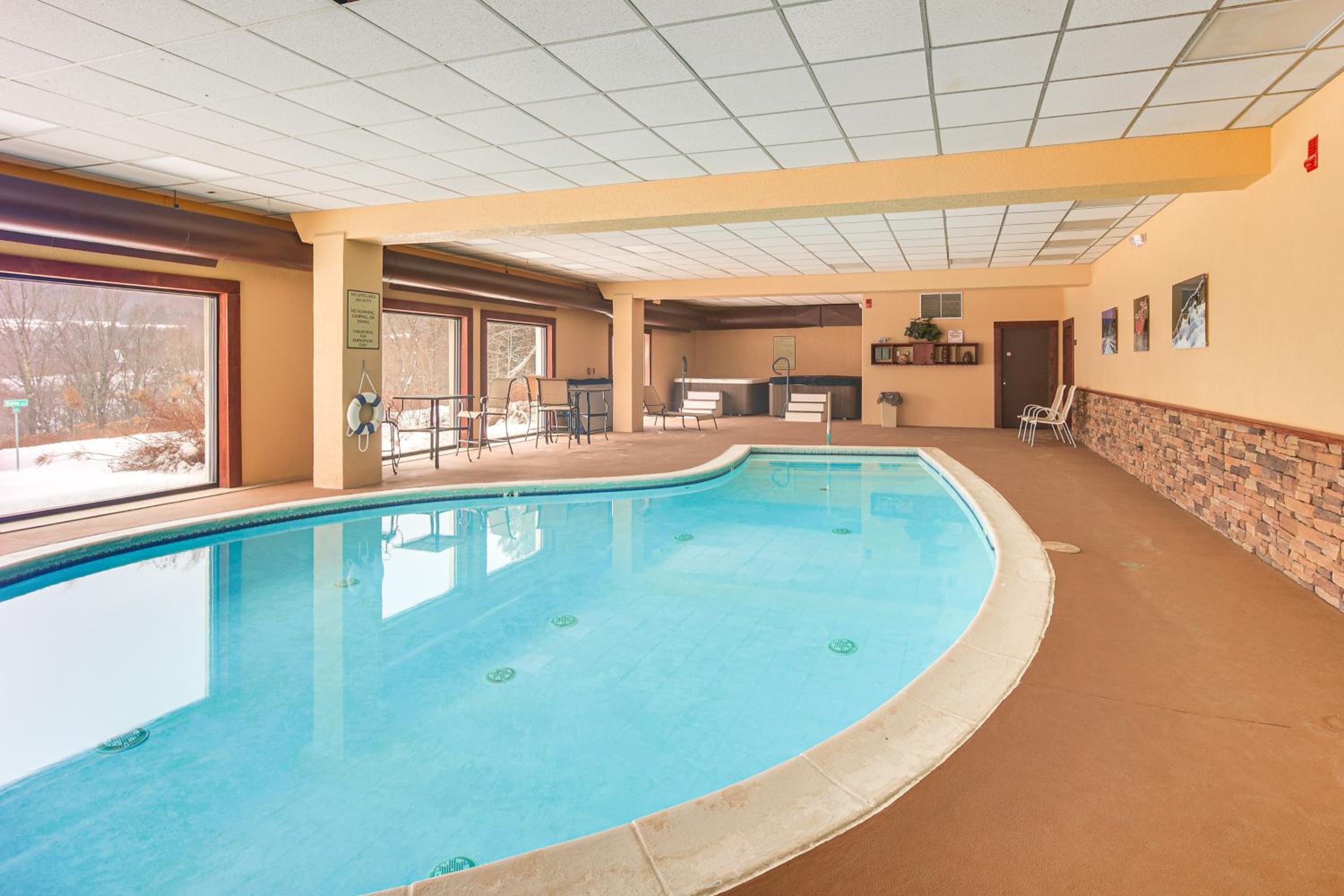 Walk to Mt Snow Ski Shuttle! Condo with Resort Perks