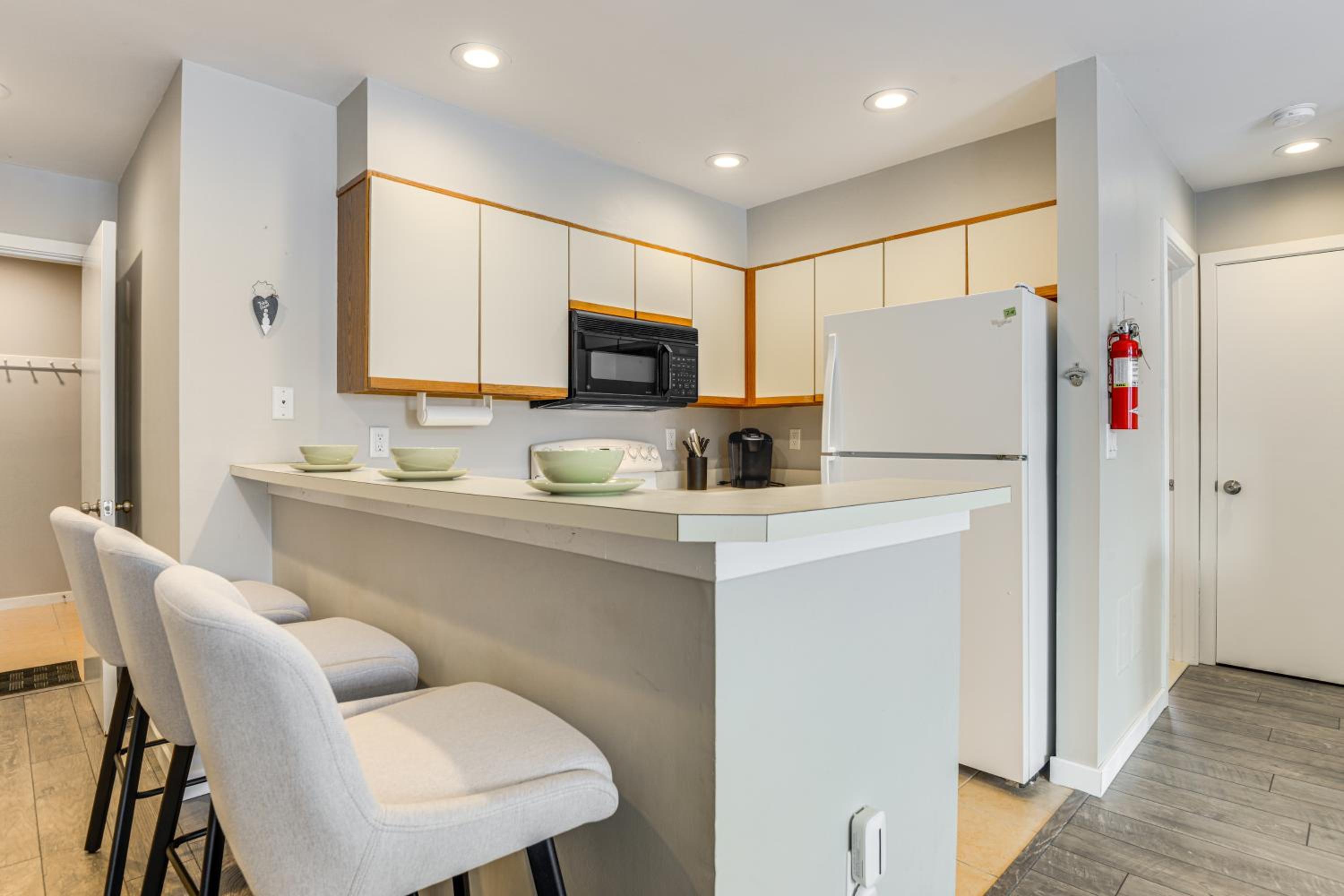 Walk to Mt Snow Ski Shuttle! Condo with Resort Perks