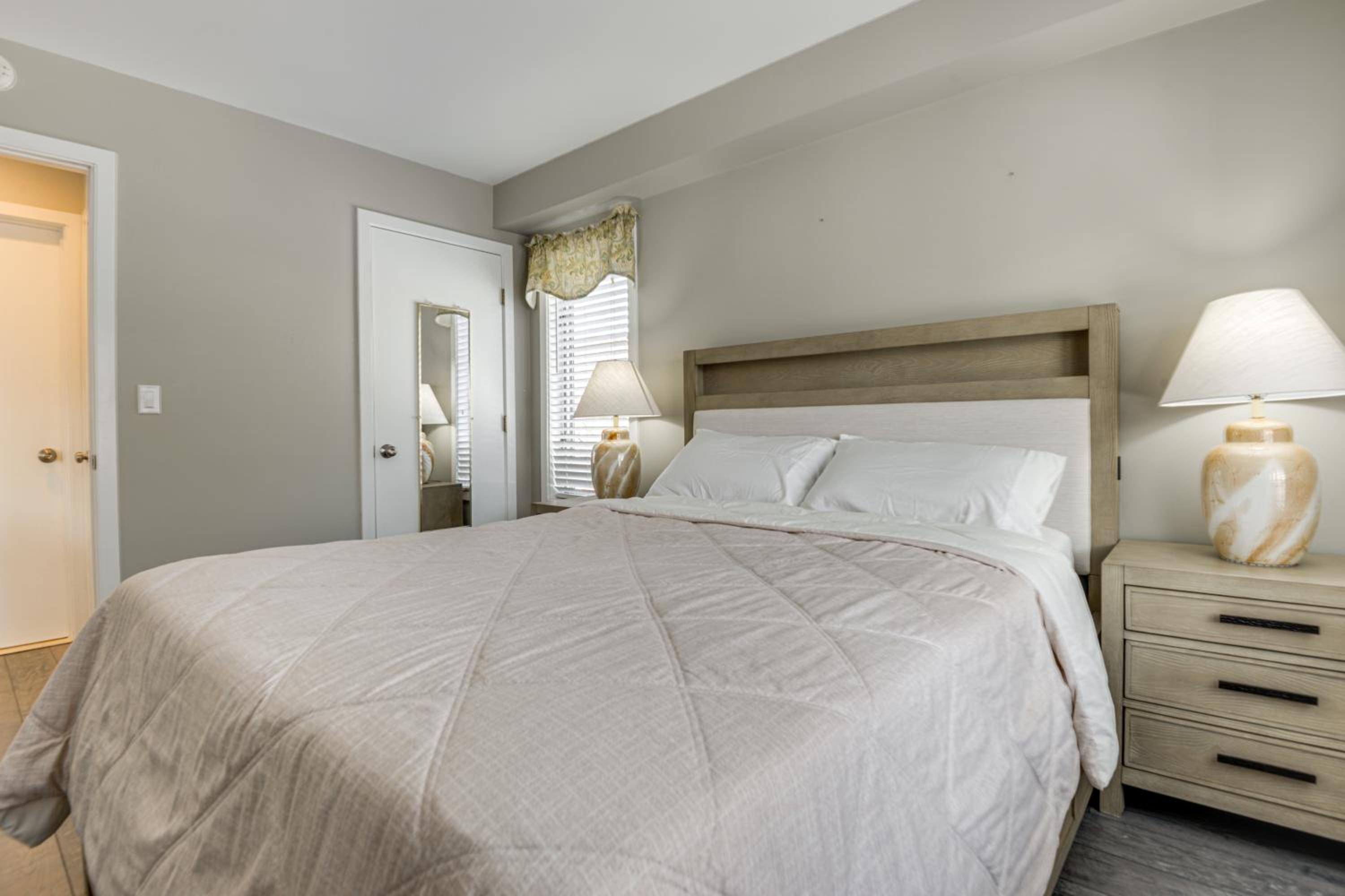 Walk to Mt Snow Ski Shuttle! Condo with Resort Perks