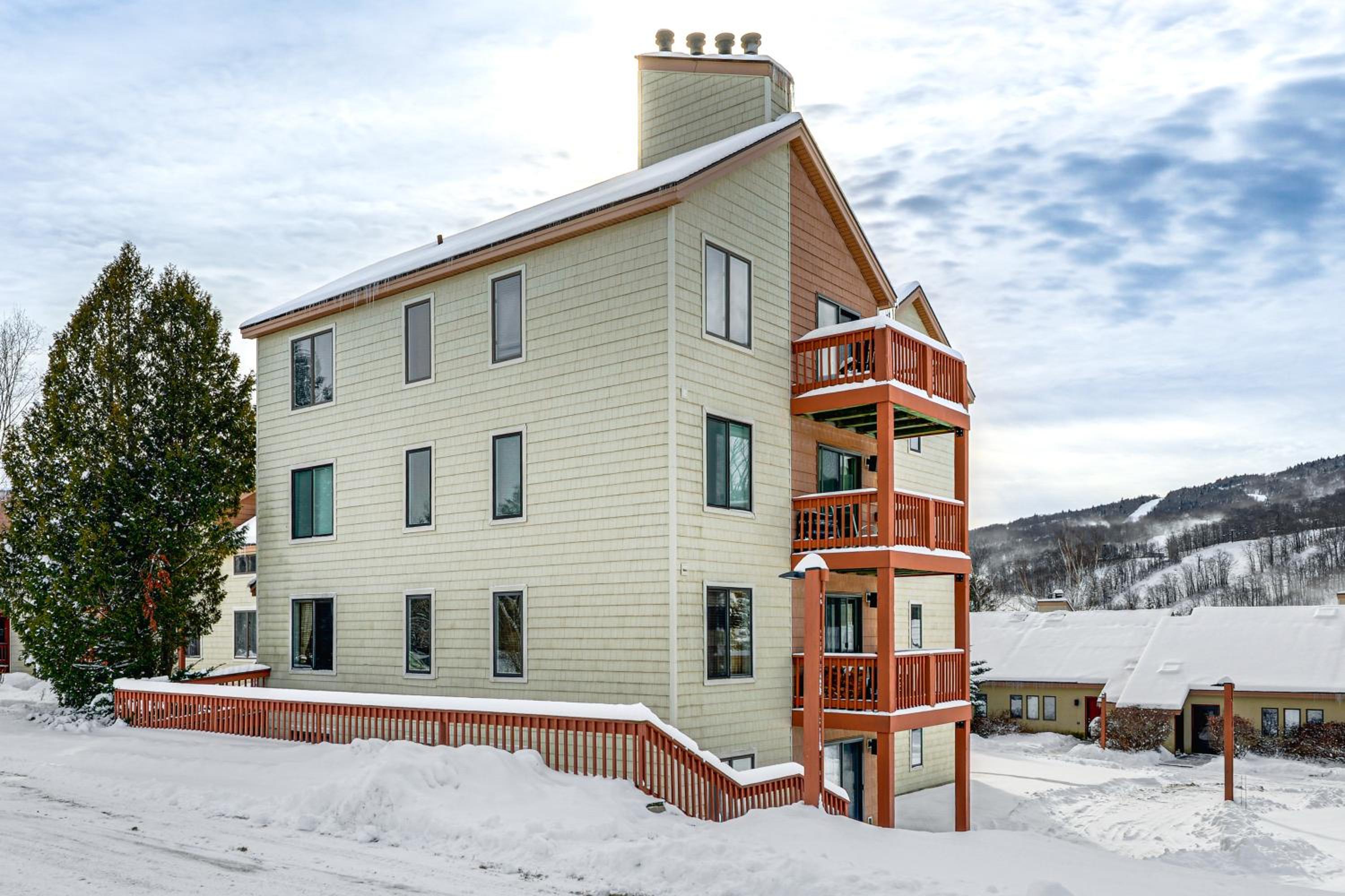 Walk to Mt Snow Ski Shuttle! Condo with Resort Perks