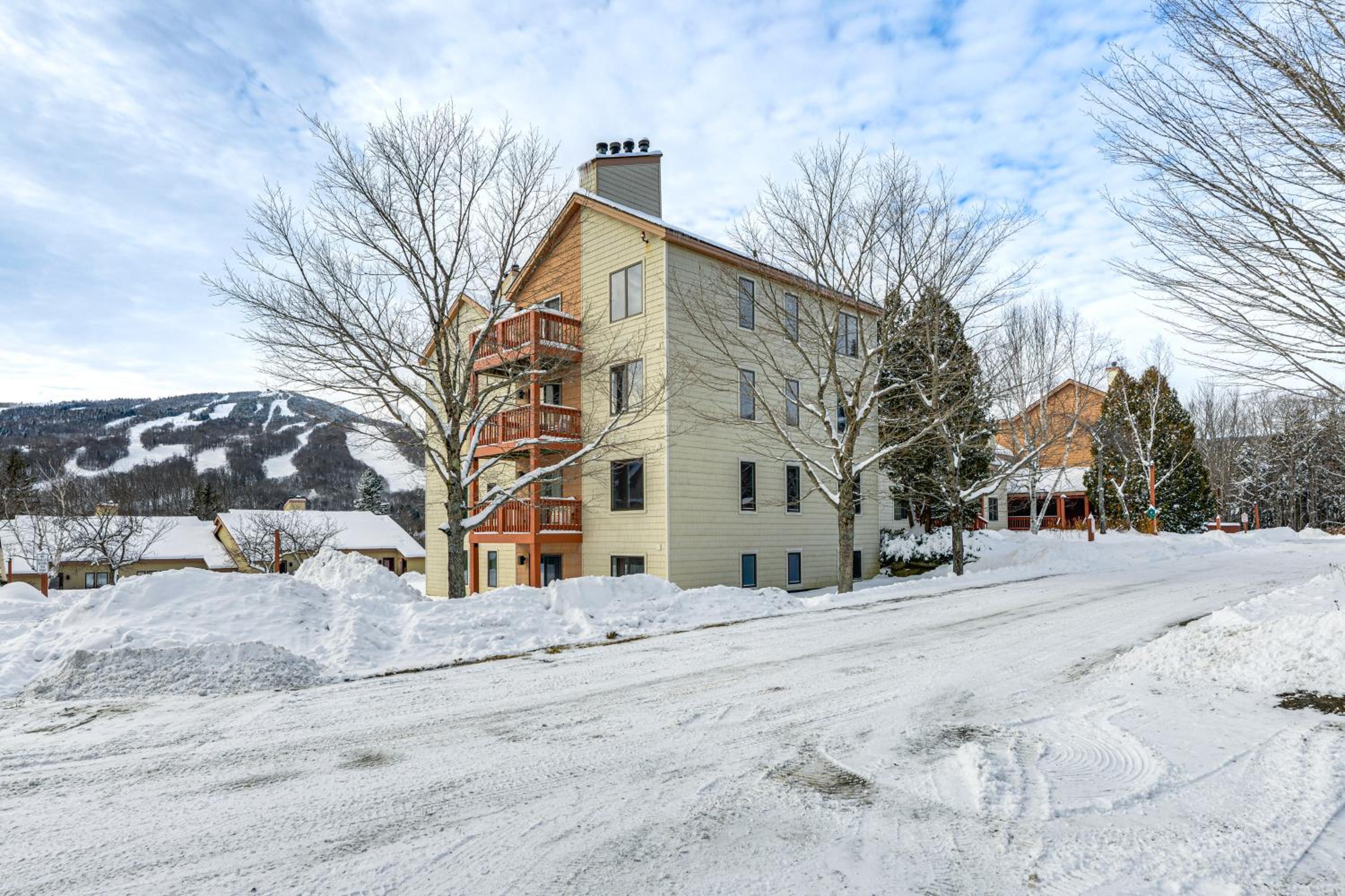 Walk to Mt Snow Ski Shuttle! Condo with Resort Perks