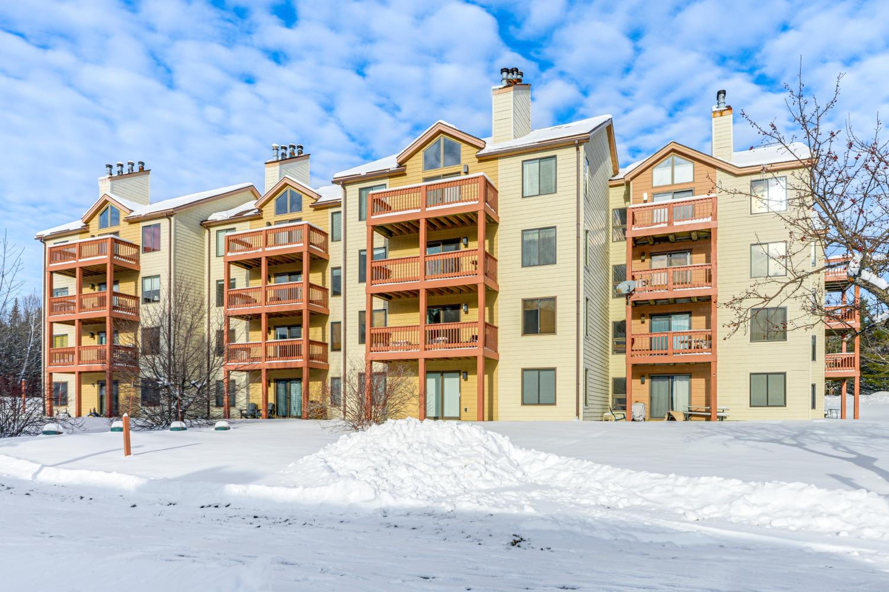 Walk to Mt Snow Ski Shuttle! Condo with Resort Perks