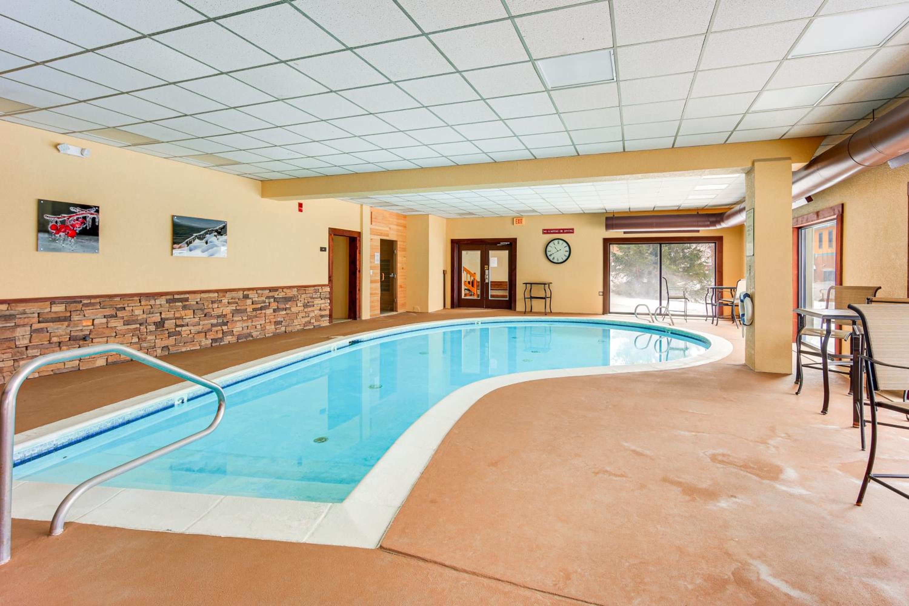 Walk to Mt Snow Ski Shuttle! Condo with Resort Perks