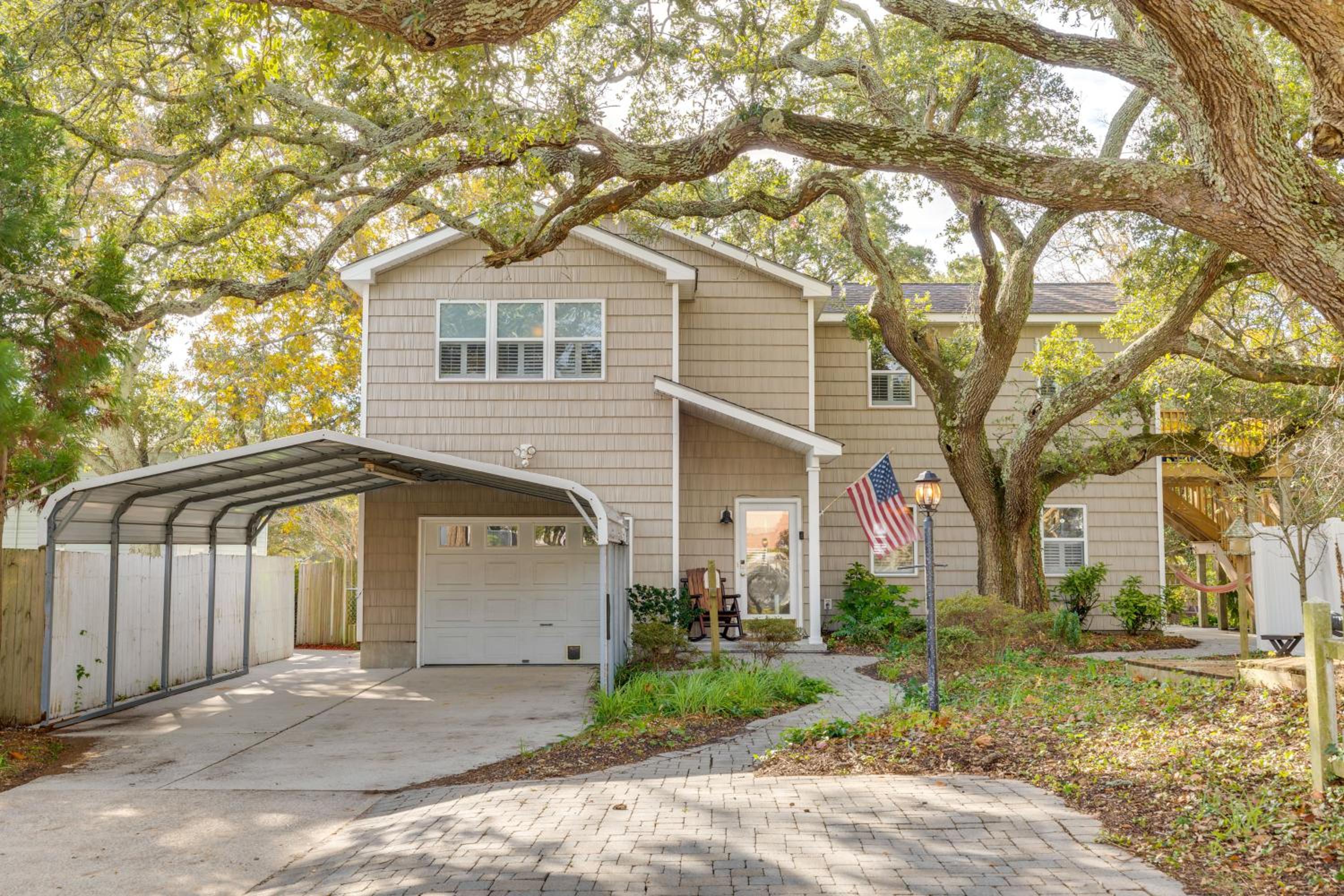2 Mi to Atlantic Beach Coastal Retreat with Deck