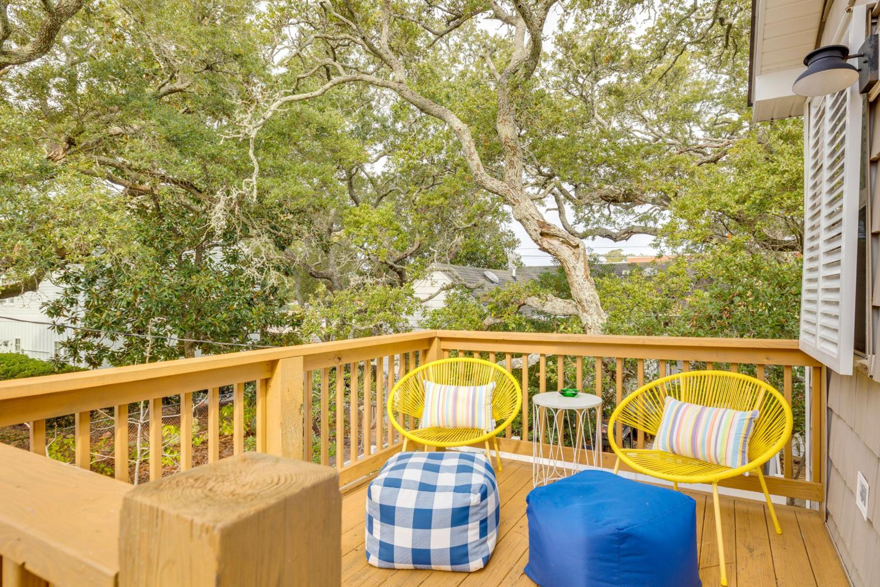 2 Mi to Atlantic Beach Coastal Retreat with Deck